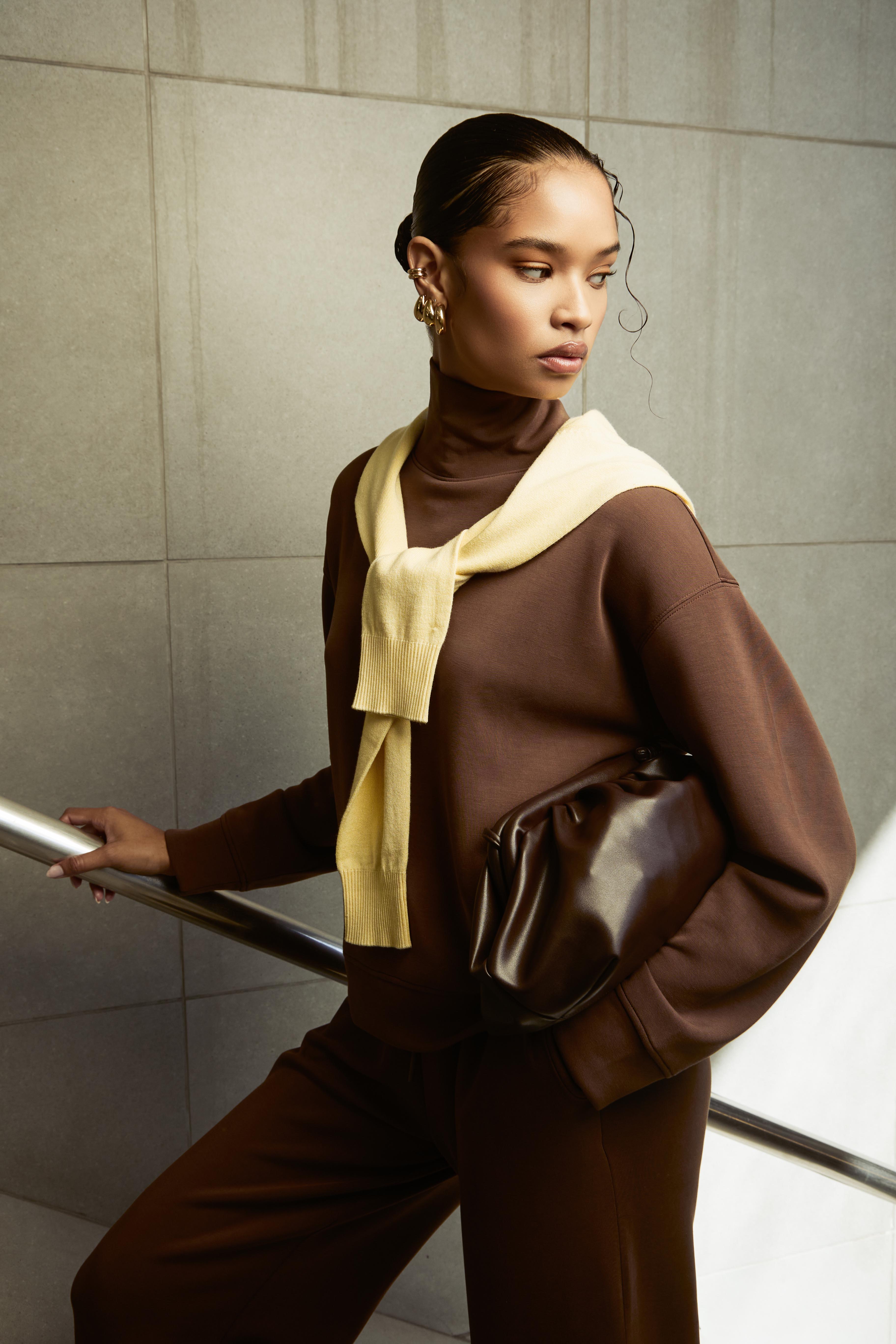 Sinalo Funnel Neck Model Sweat Top
