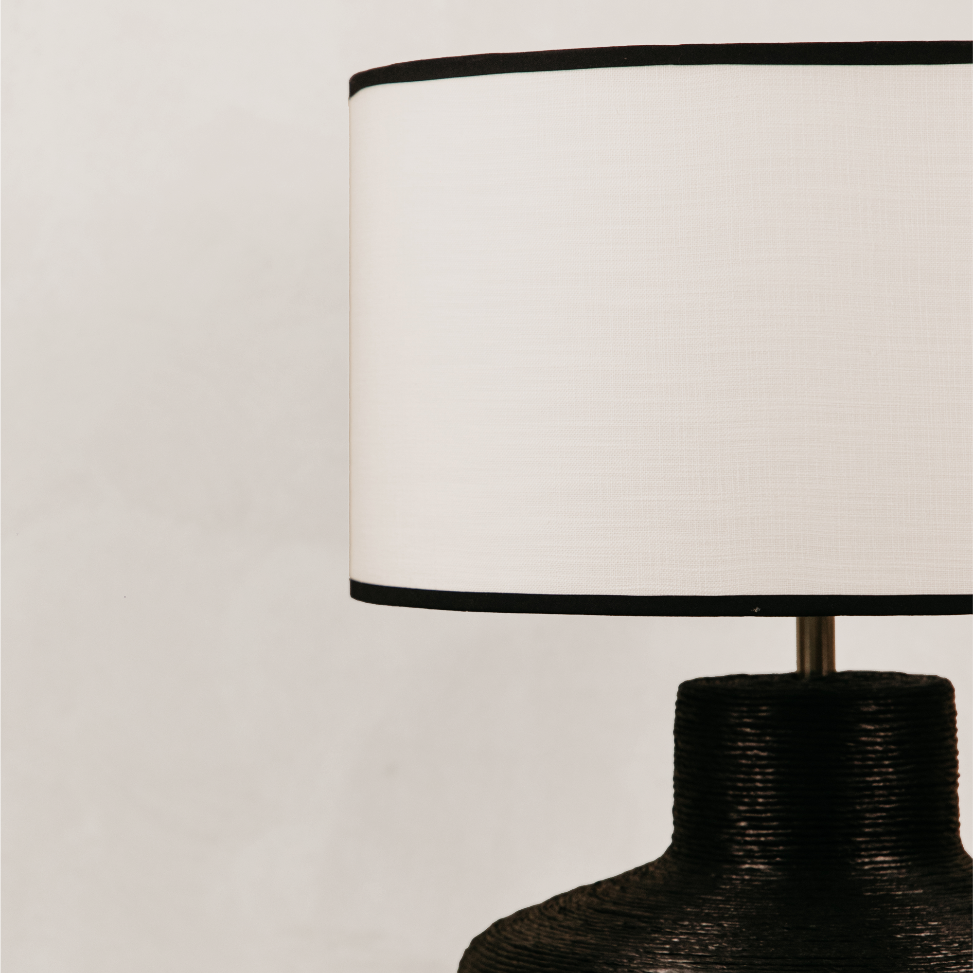 Banthu Twine Lamp with Linen Shade – Black
