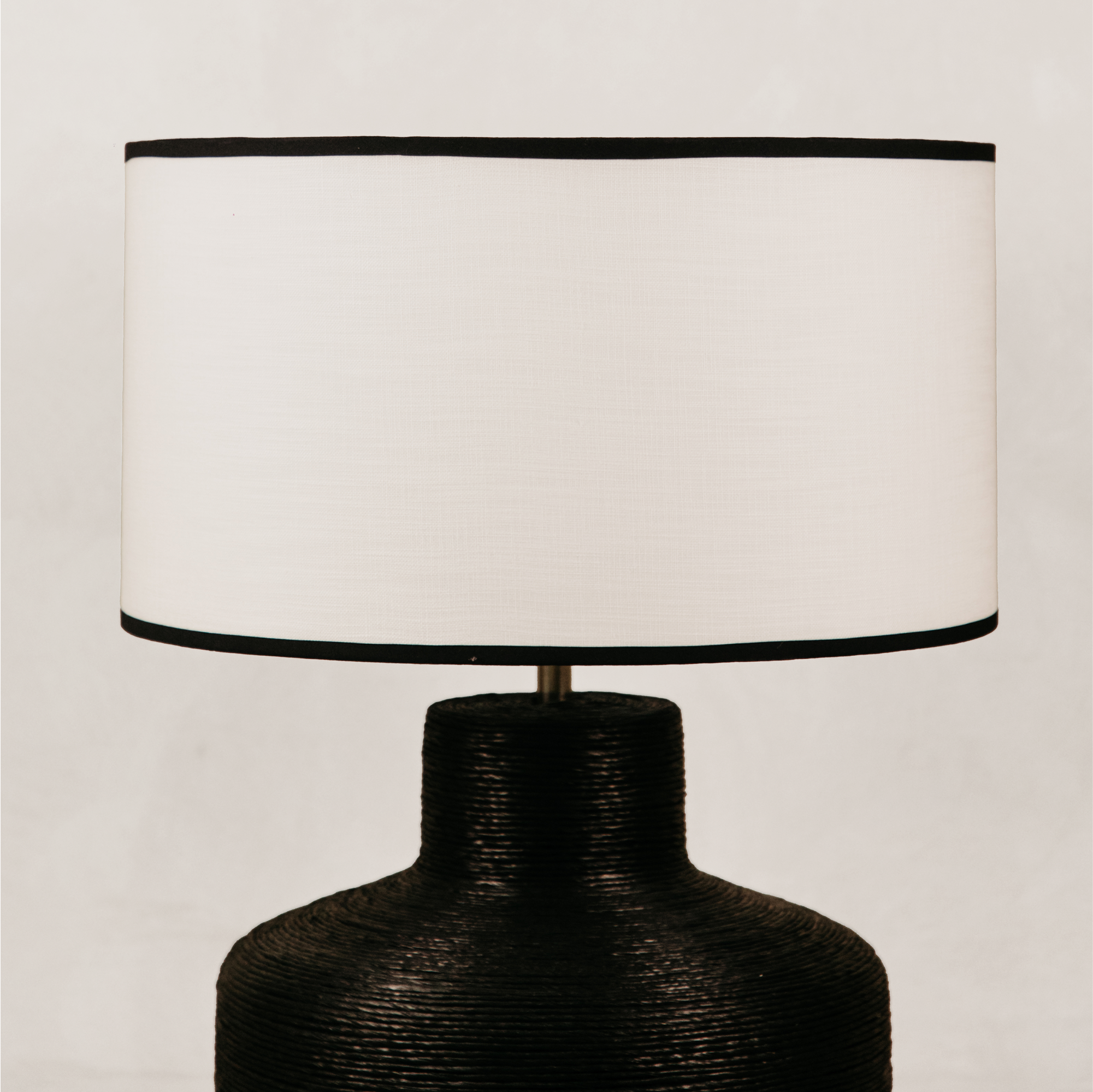 Banthu Twine Lamp with Linen Shade – Black
