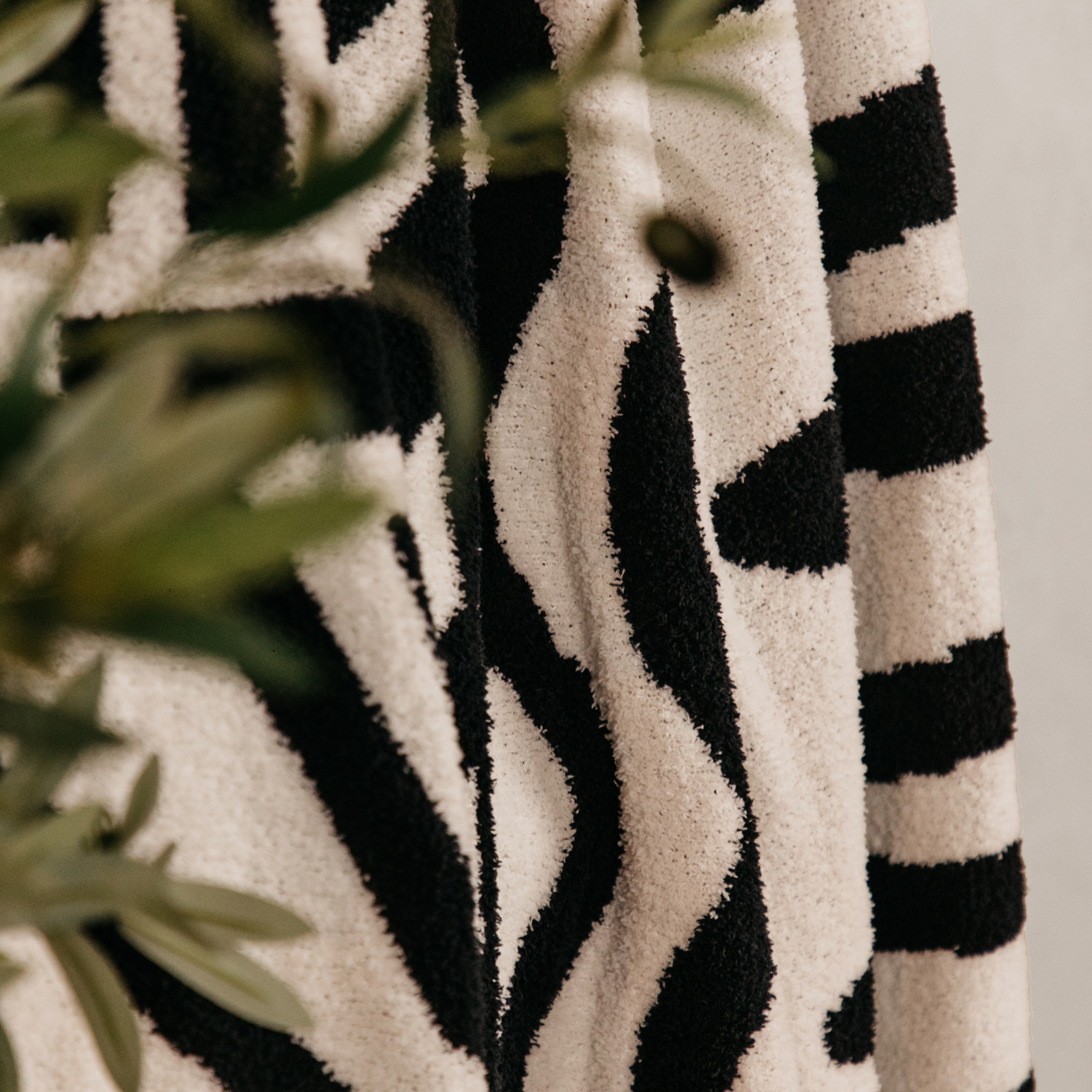 Cosy Geo Rice Velvet Throw – Black