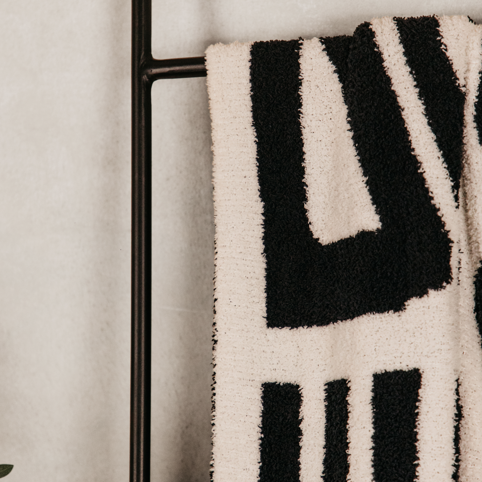 Cosy Geo Rice Velvet Throw – Black