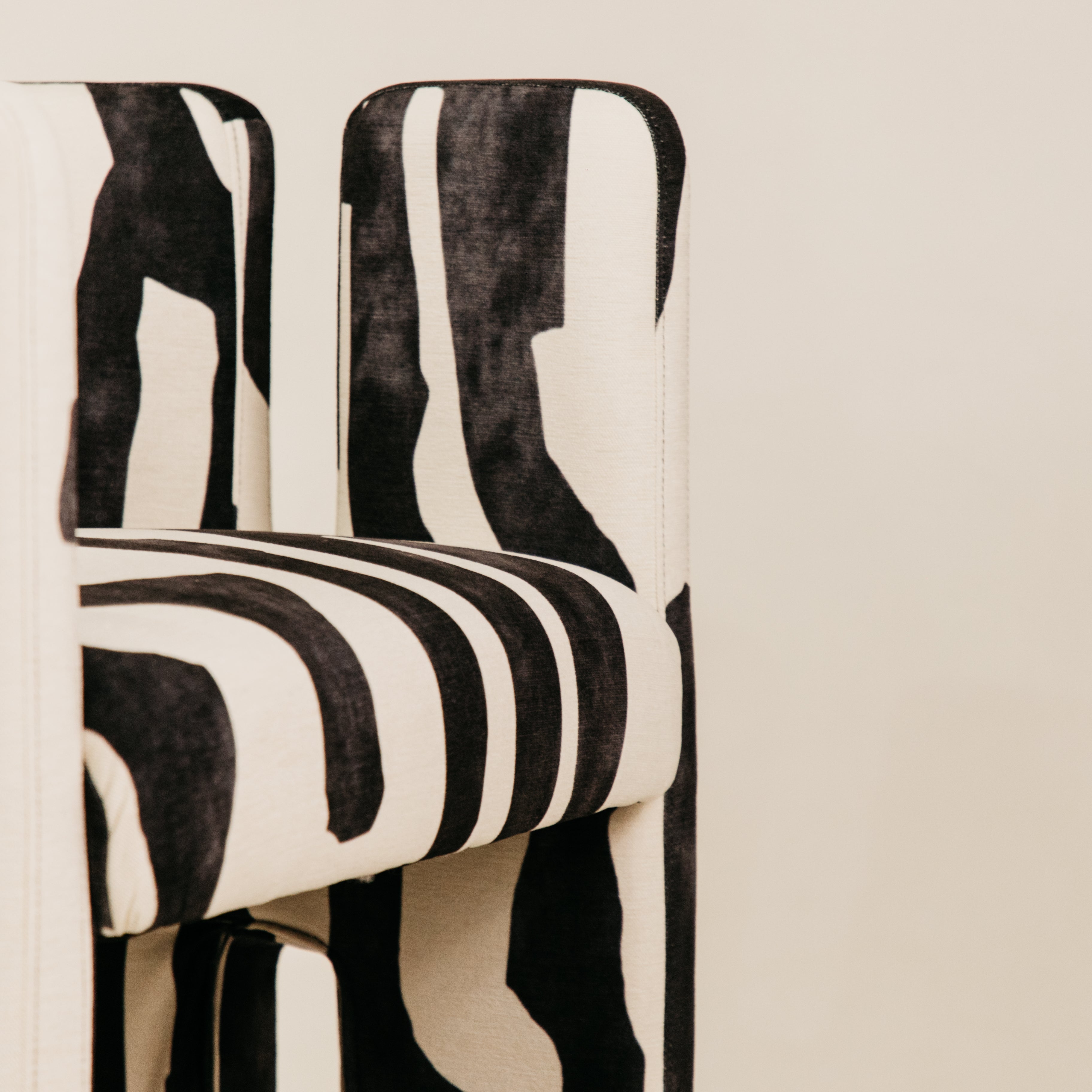 Contour Dining Chair – Black