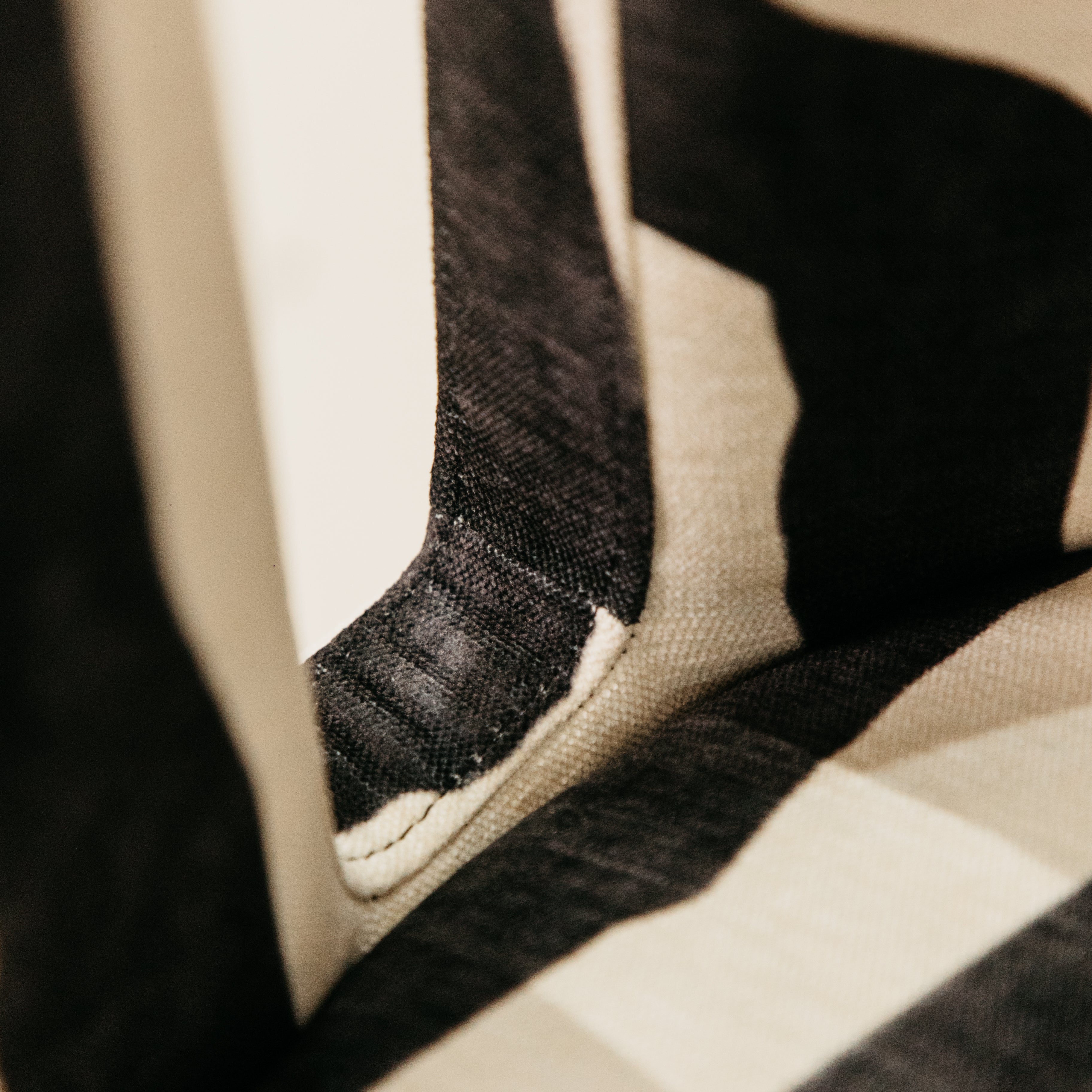 Contour Dining Chair – Black