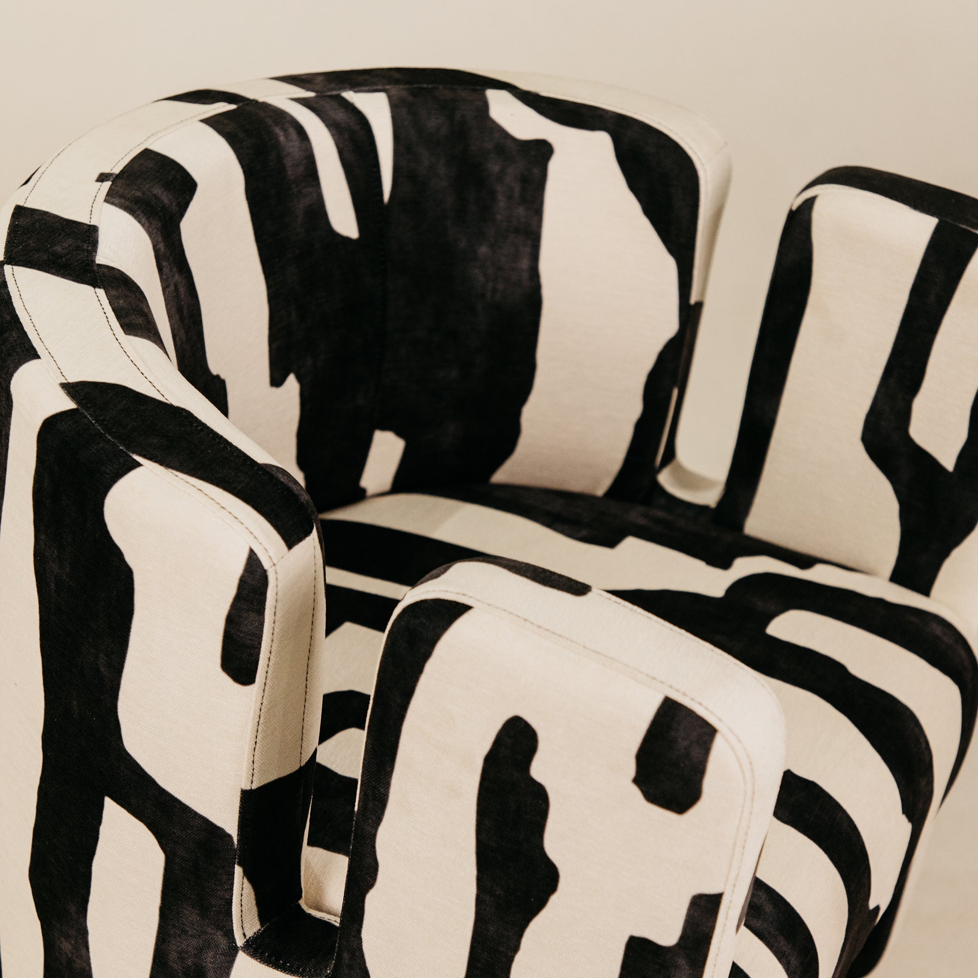 Contour Leisure Chair – Black