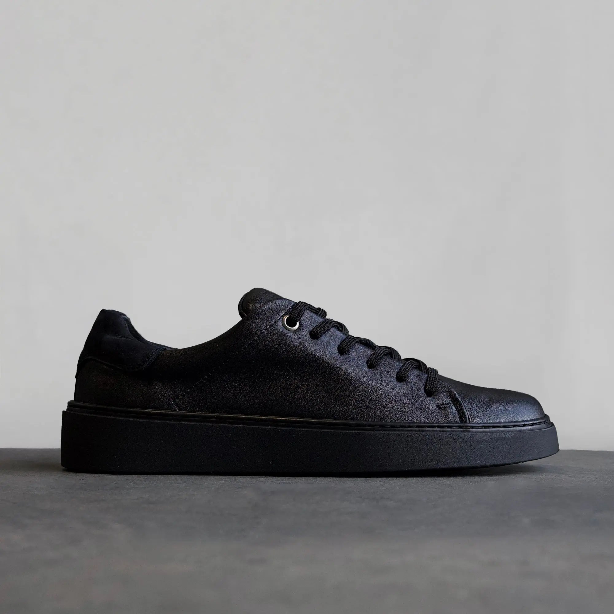 Essential Sneaker Black
