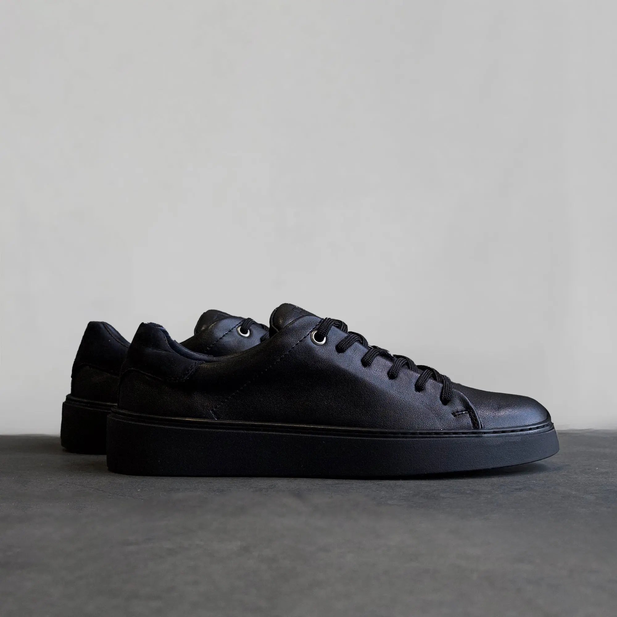 Essential Sneaker Black