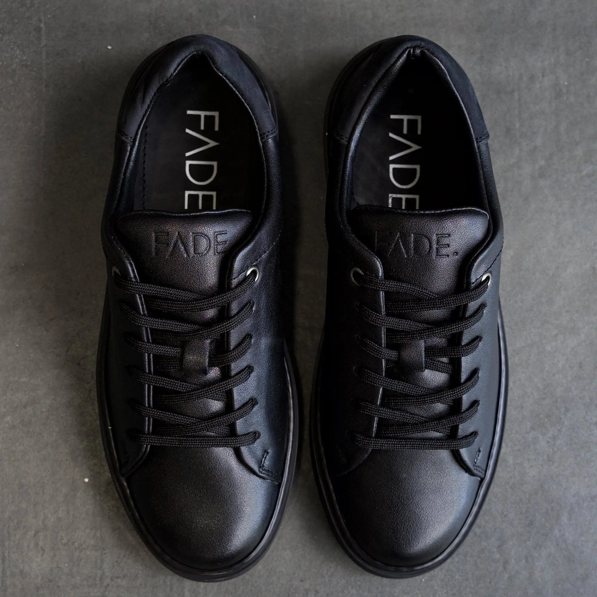 Essential Sneaker Black