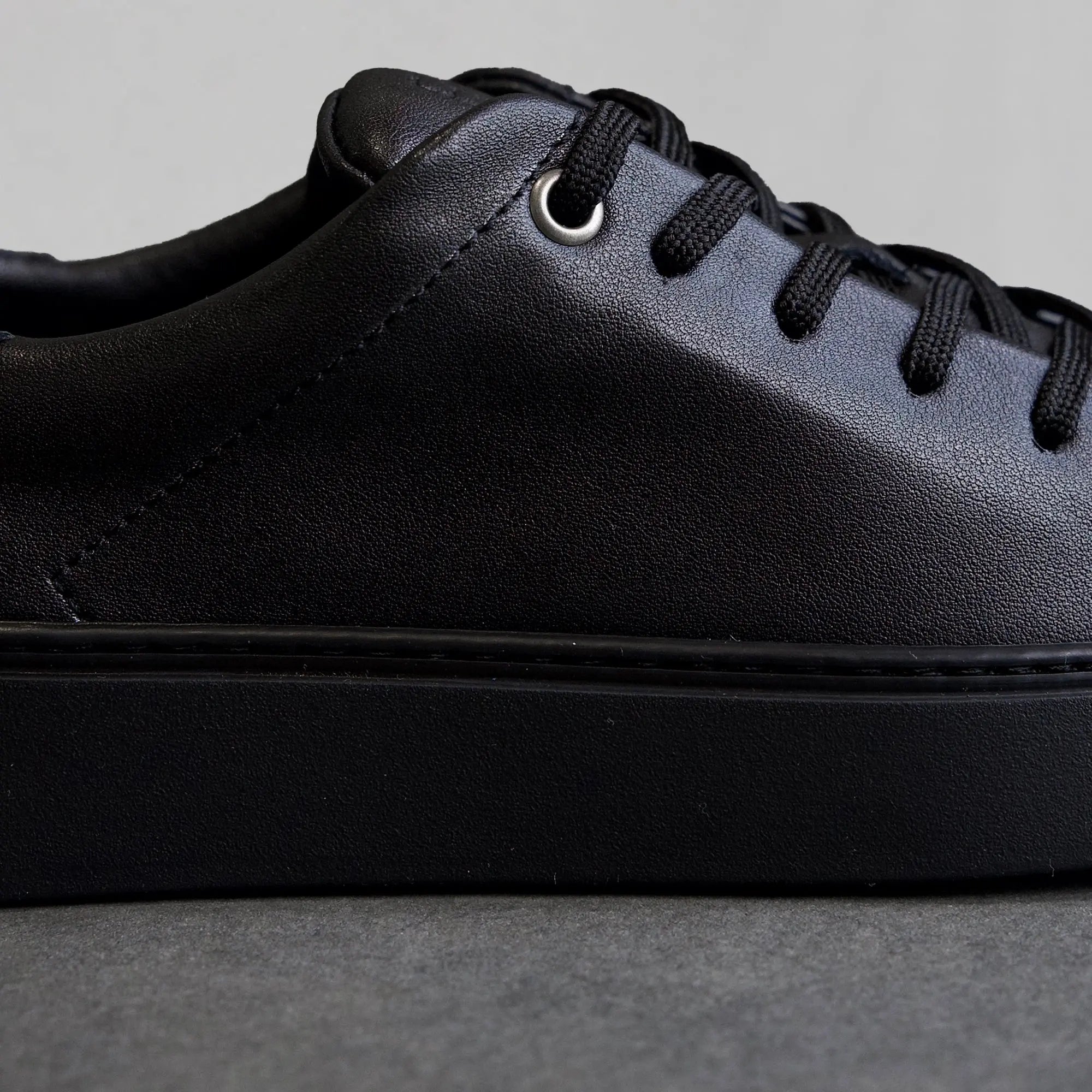 Essential Sneaker Black
