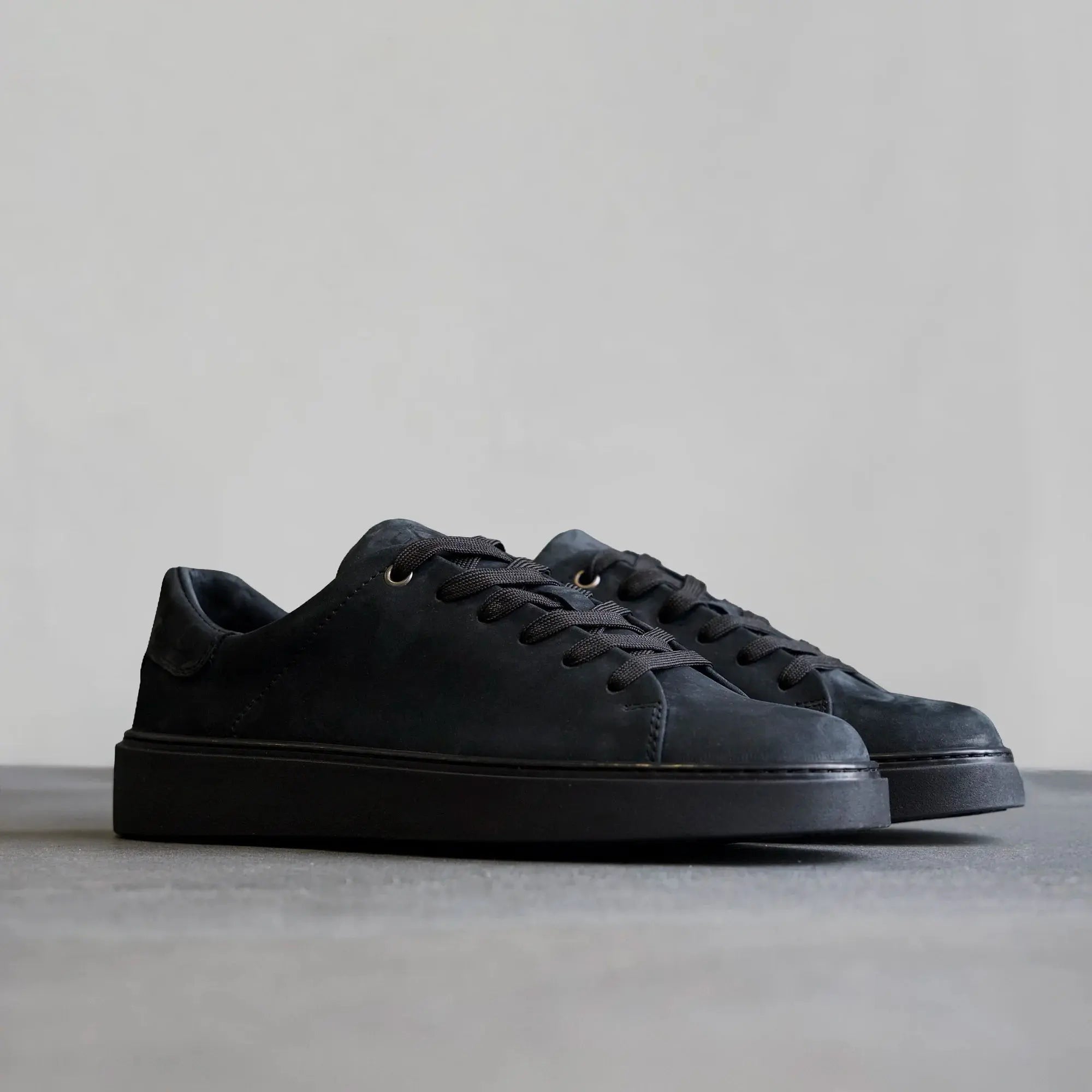 Essential Sneaker Nubuck Black