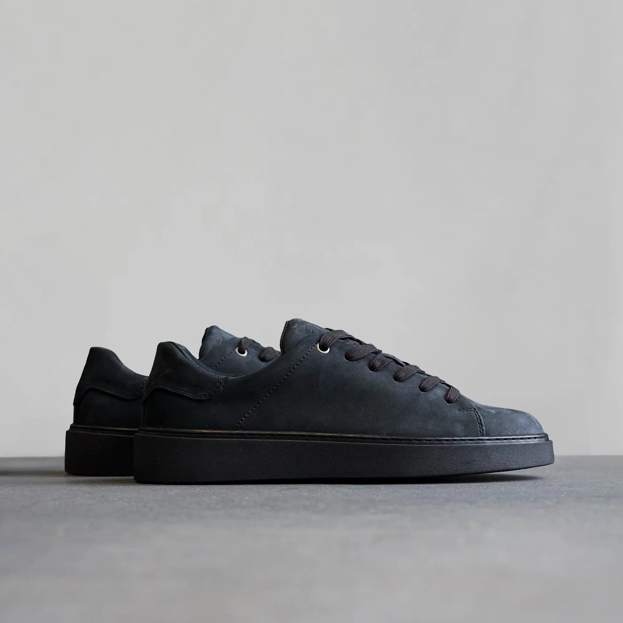 Essential Sneaker Nubuck Black