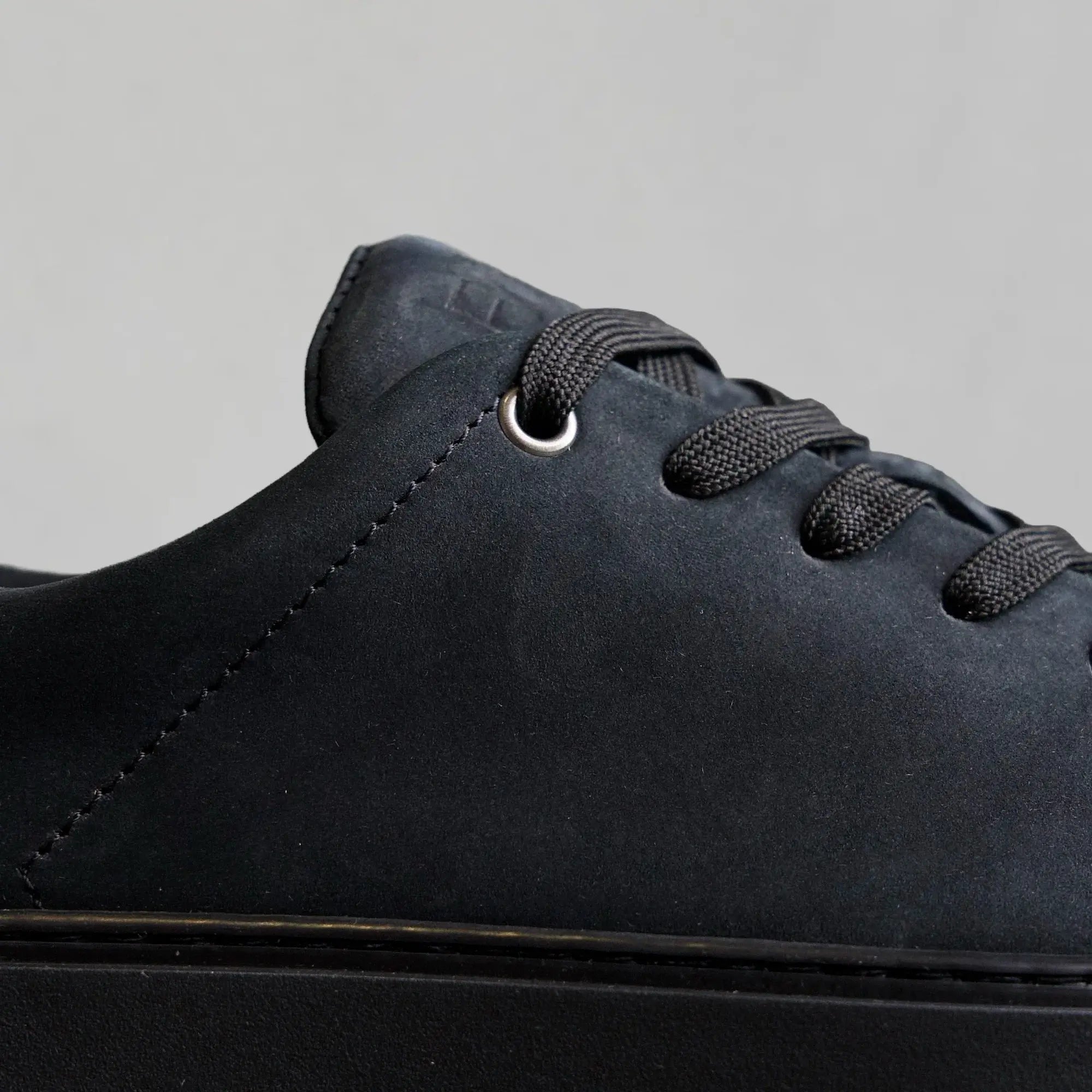 Essential Sneaker Nubuck Black