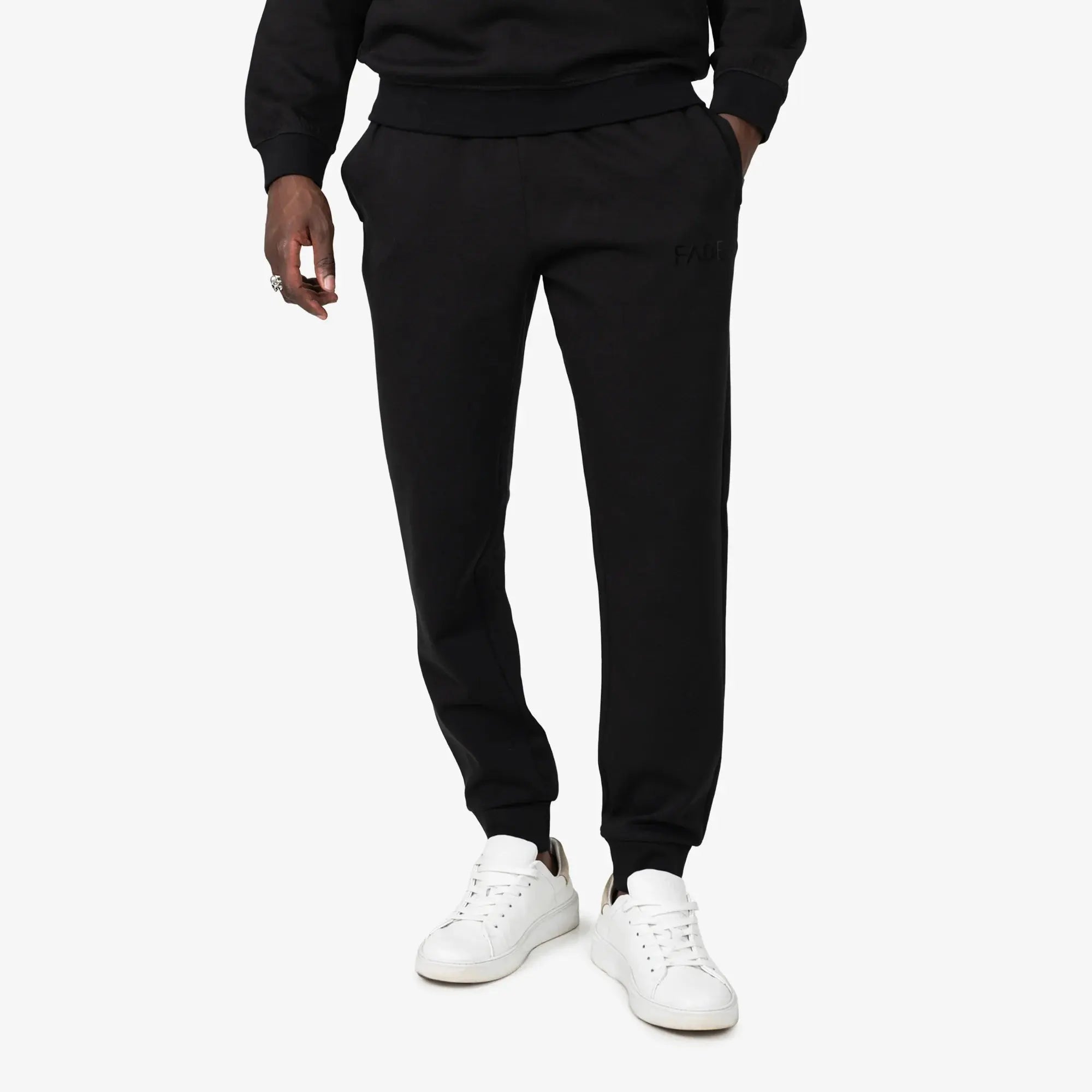 FJ030 Essential Sweatpants Slim Fit Black