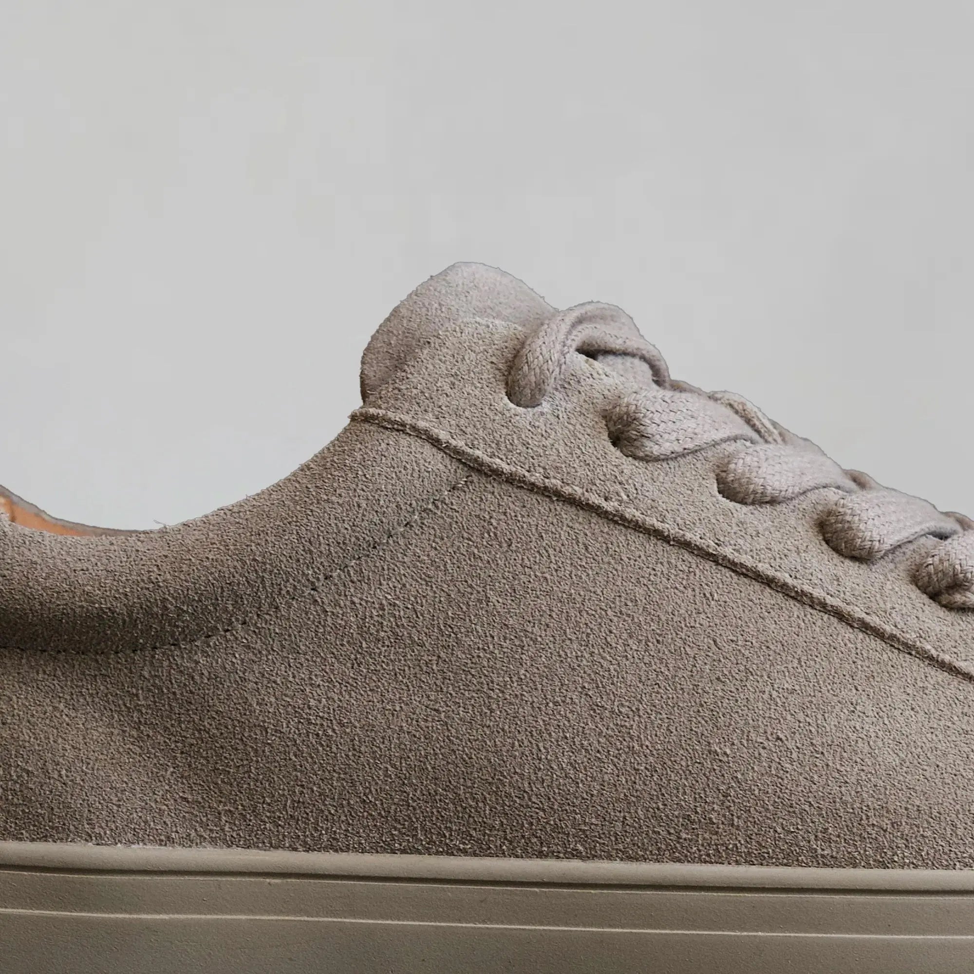 Essential Sneaker Suede Taupe