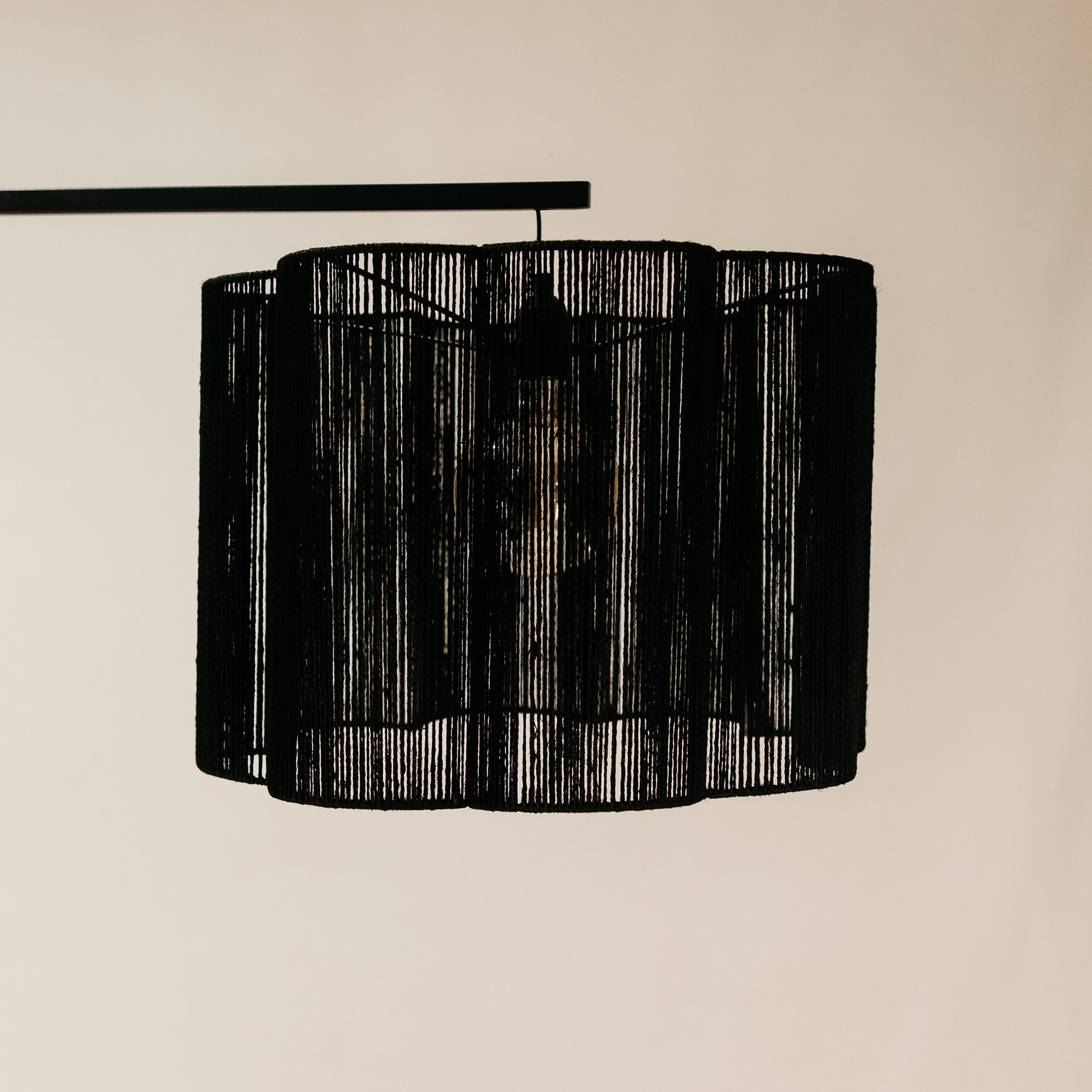 Pinda Arch Lamp with Scalloped Jute Shade – Black