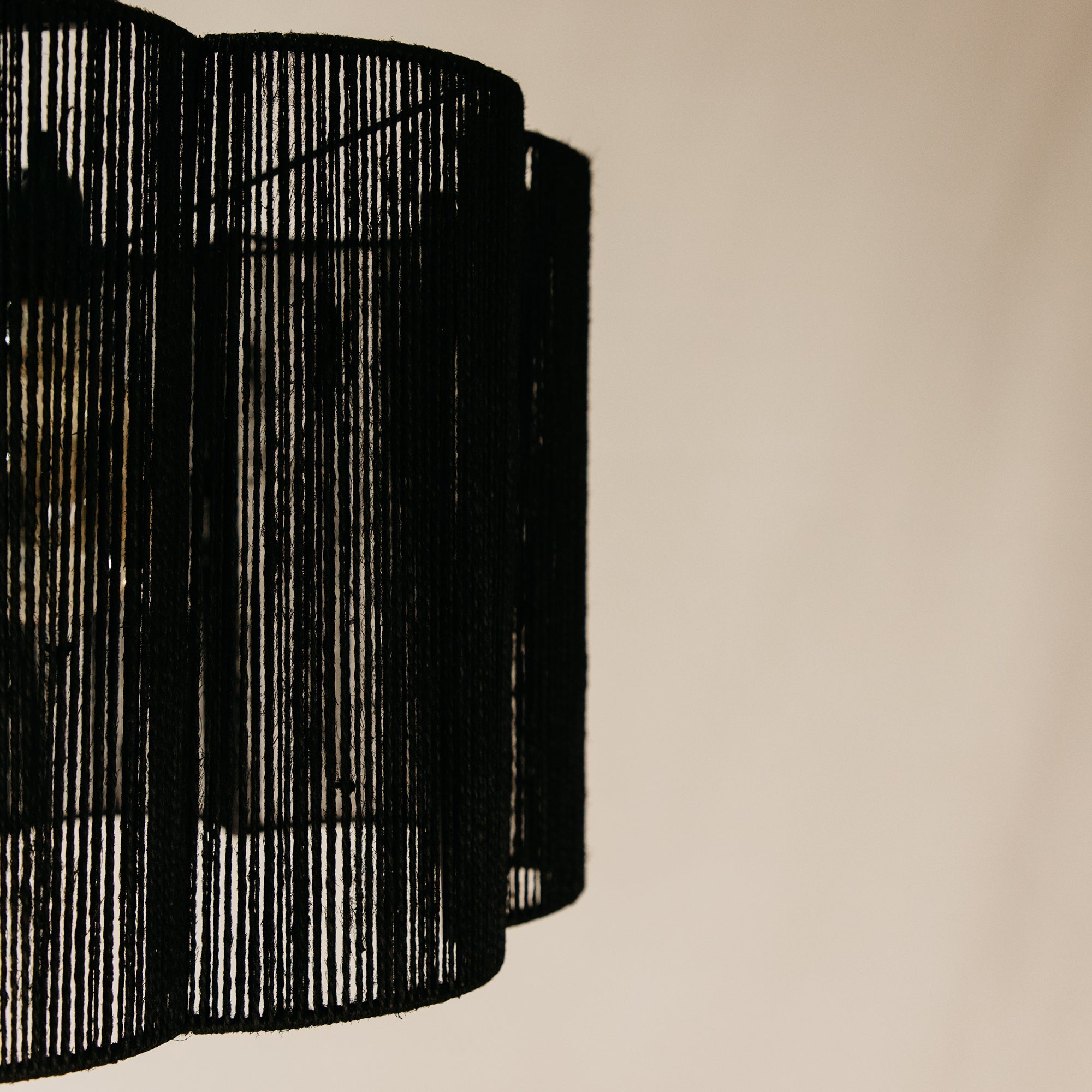 Pinda Arch Lamp with Scalloped Jute Shade – Black