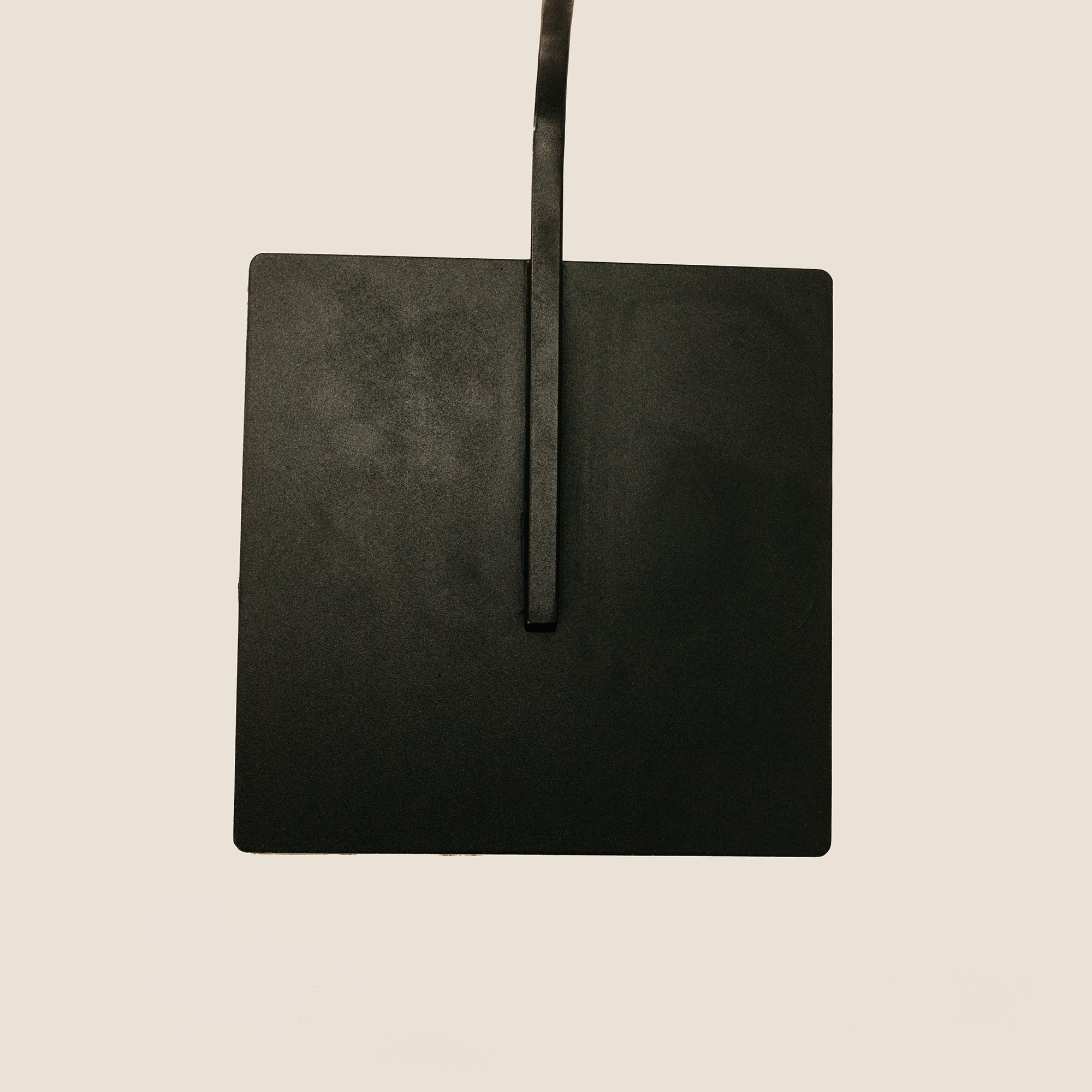 Pinda Arch Lamp with Scalloped Jute Shade – Black