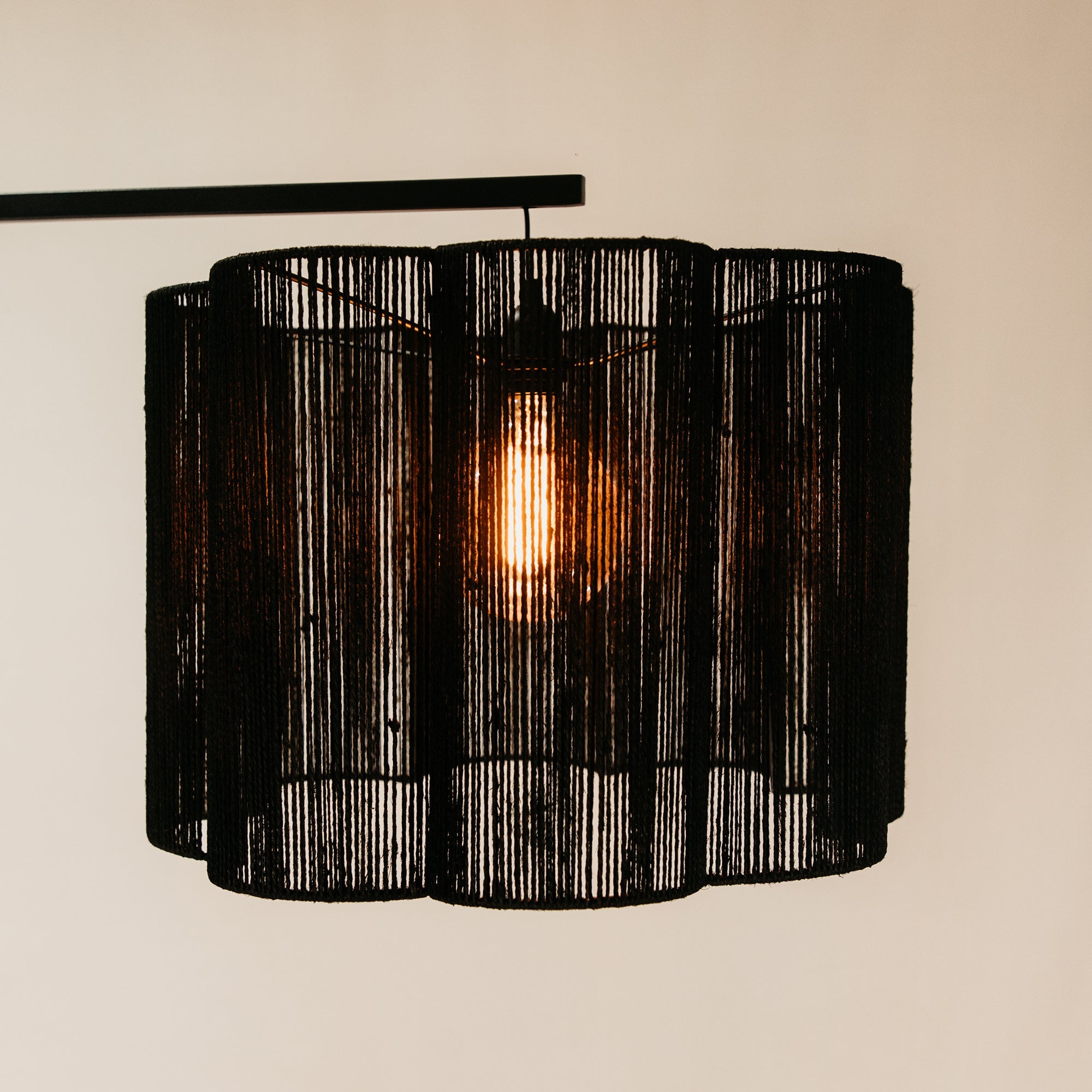 Pinda Arch Lamp with Scalloped Jute Shade – Black