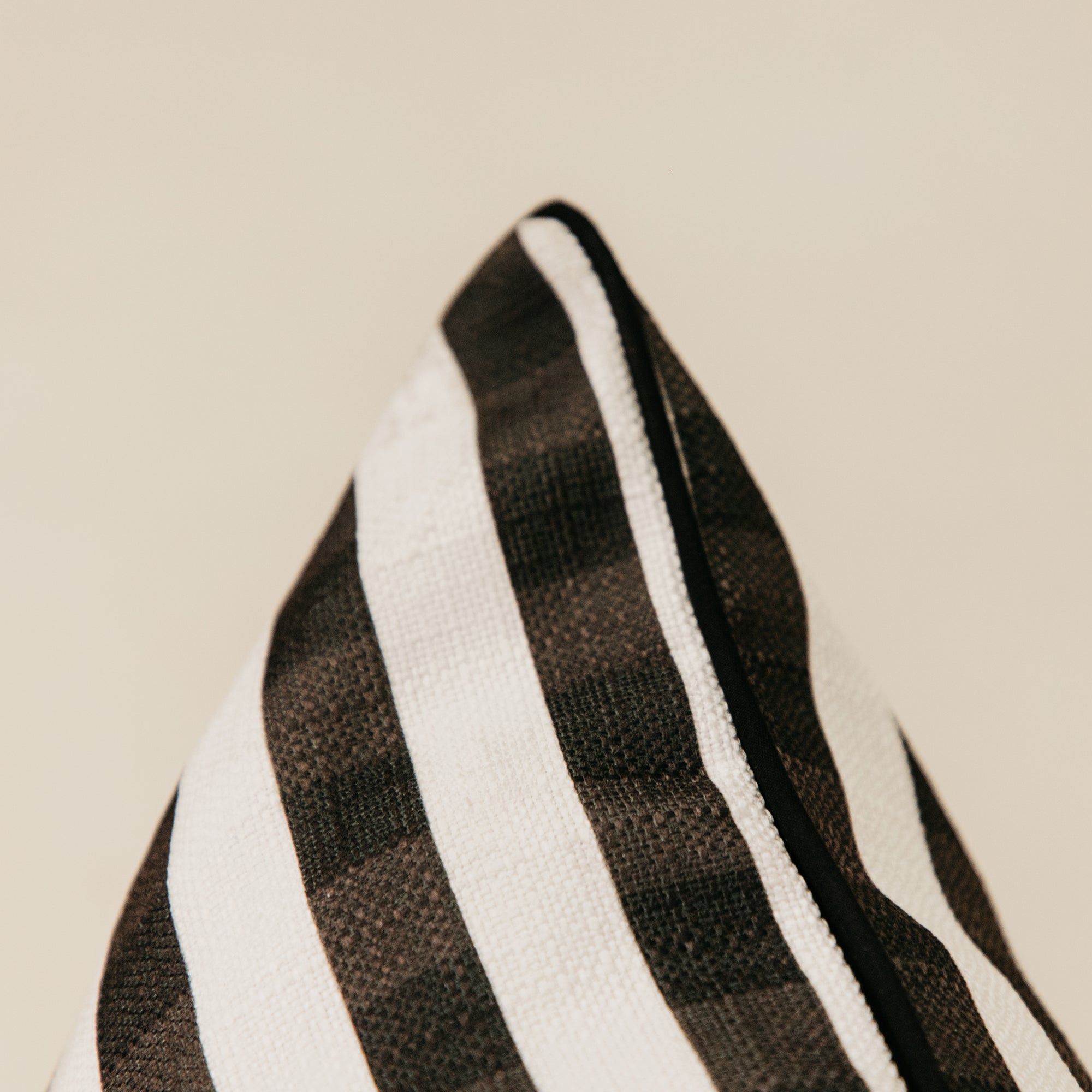 Grid Mesh Linear Scatter – Black & White