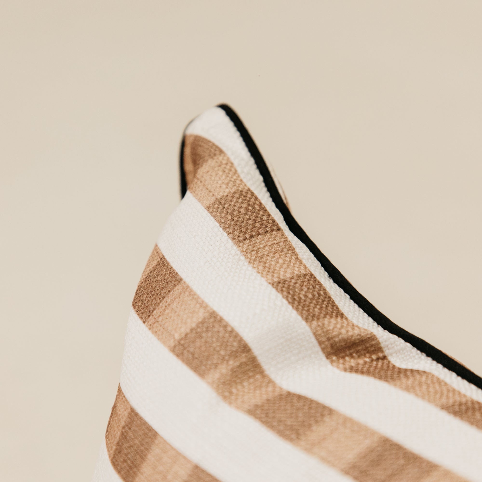 Grid Mesh Linear Scatter – Natural & White