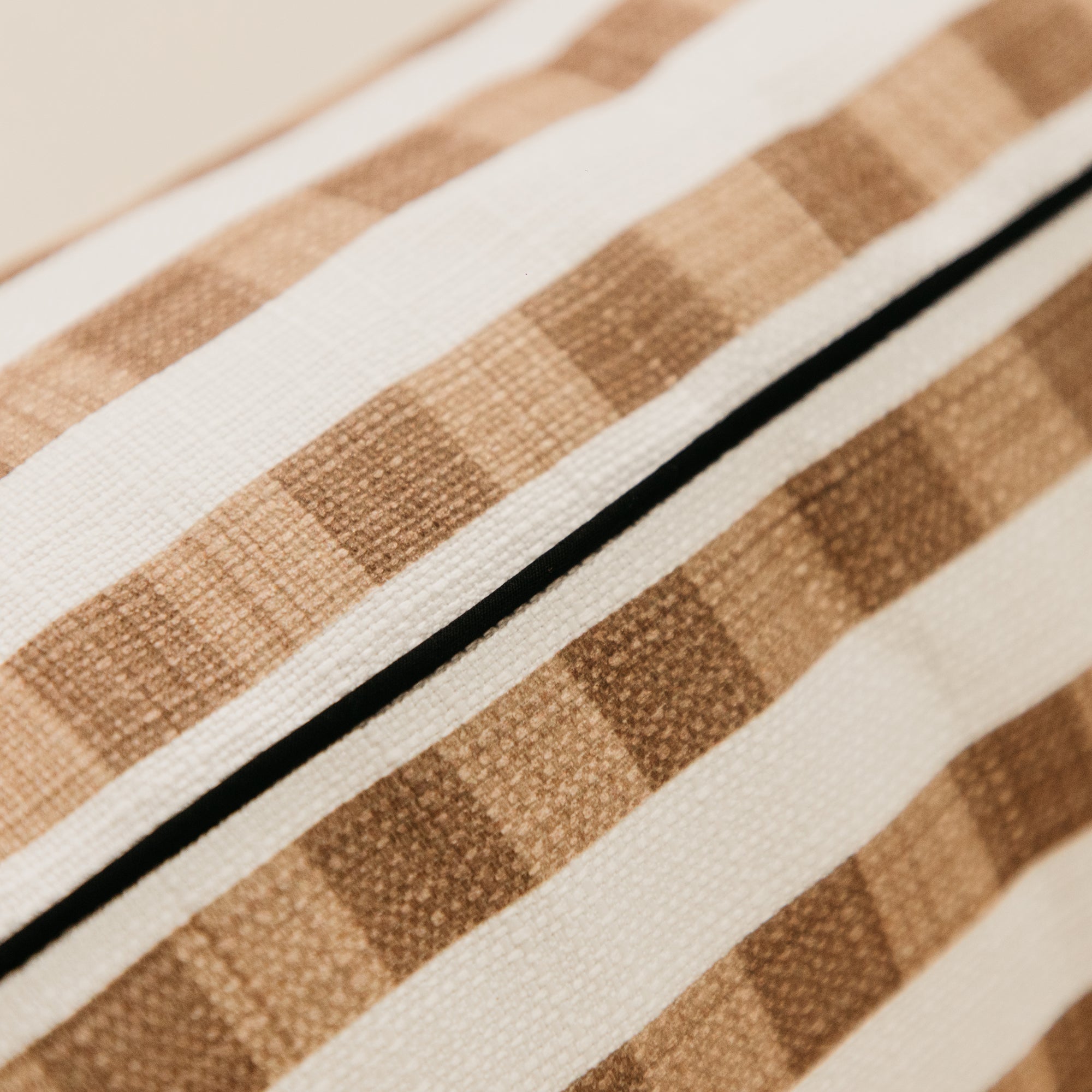 Grid Mesh Linear Scatter – Natural & White