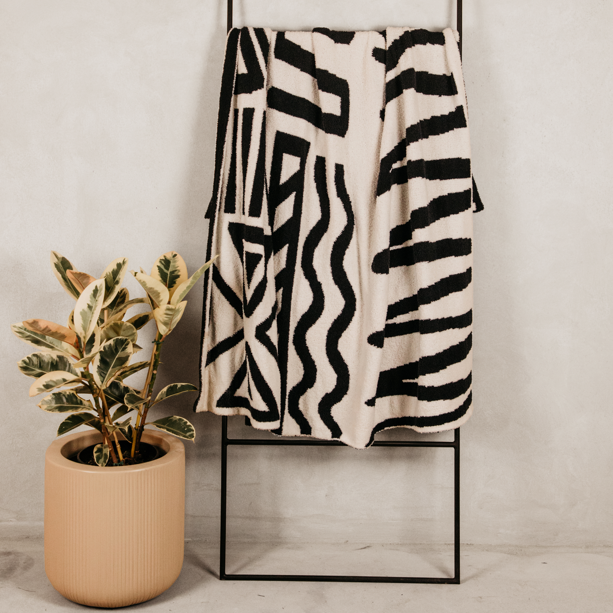 Cosy Geo Rice Velvet Throw – Black