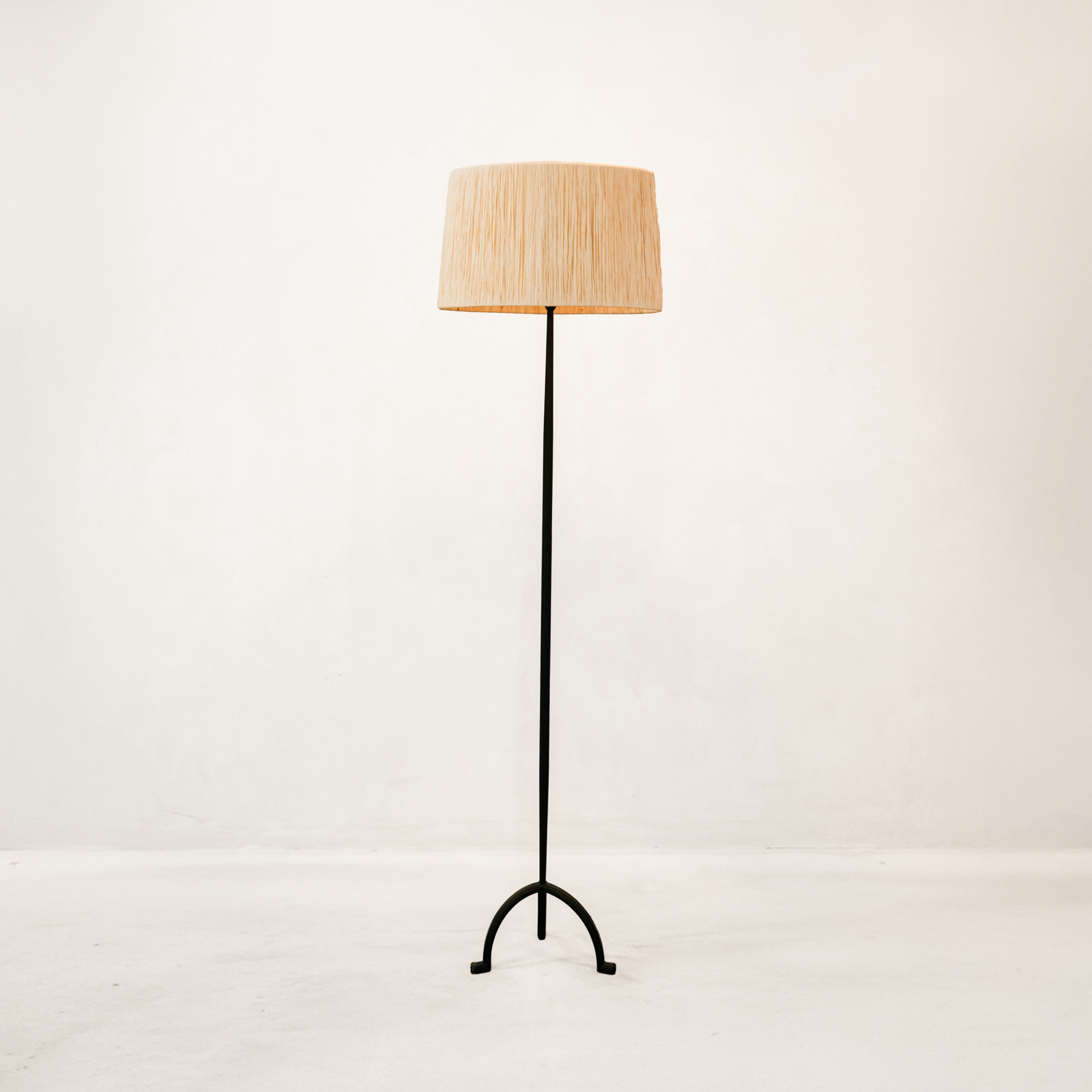 Moraad Floor Lamp with Raffia Shade – Black