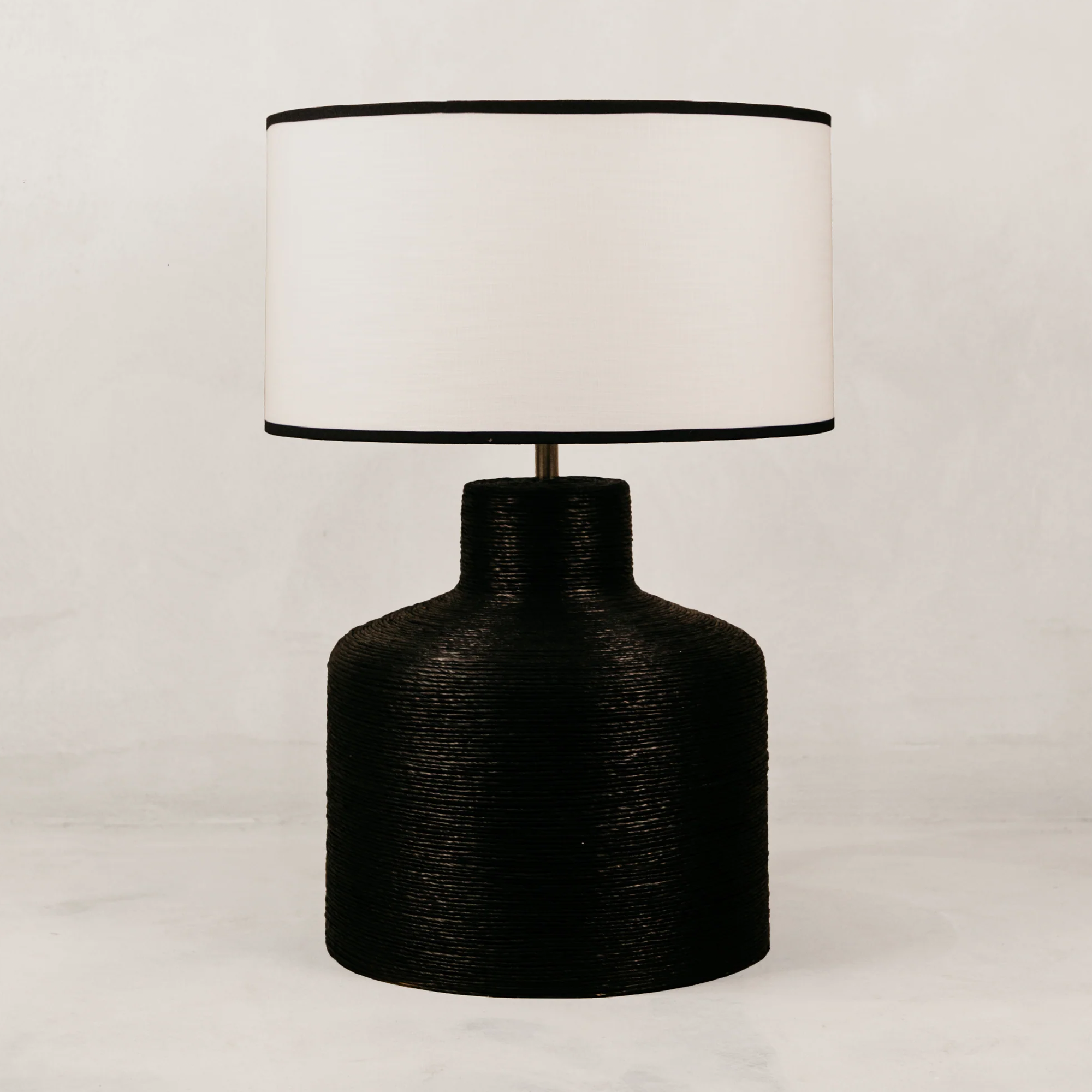 Banthu Twine Lamp with Linen Shade – Black