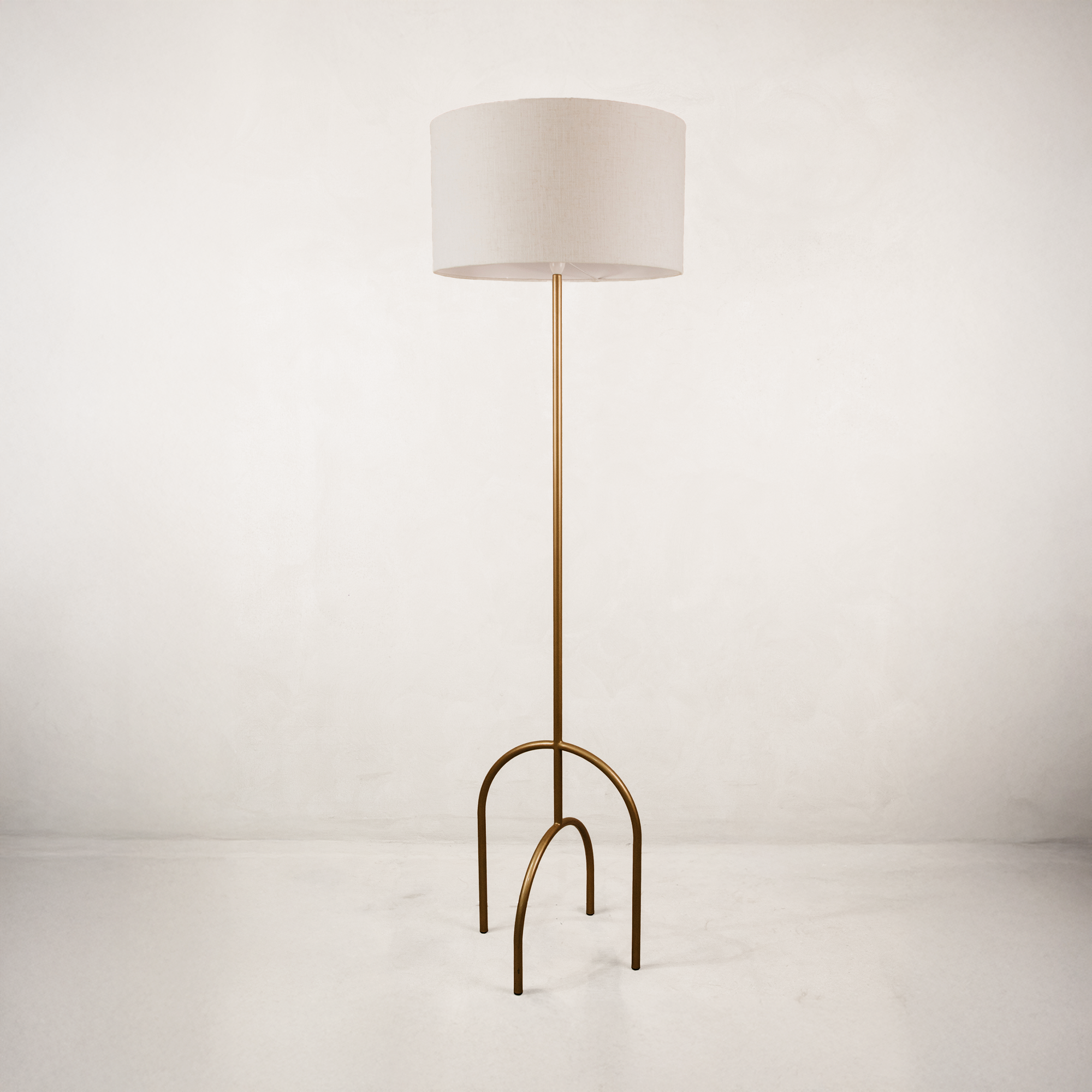 Sitari Metal Floor Lamp – Gold with Linen Shade
