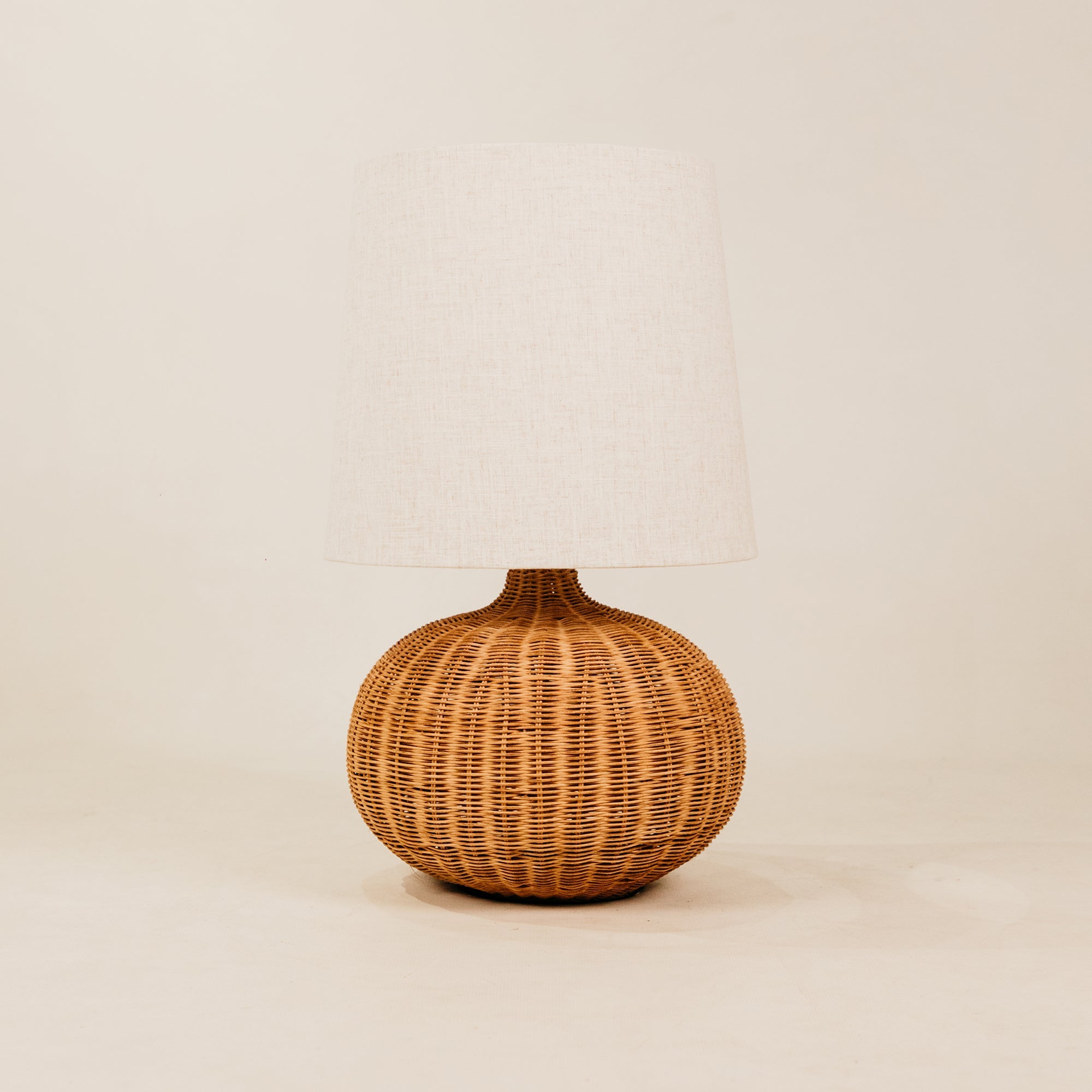 Tumbi Table Lamp with Linen Shade – Natural
