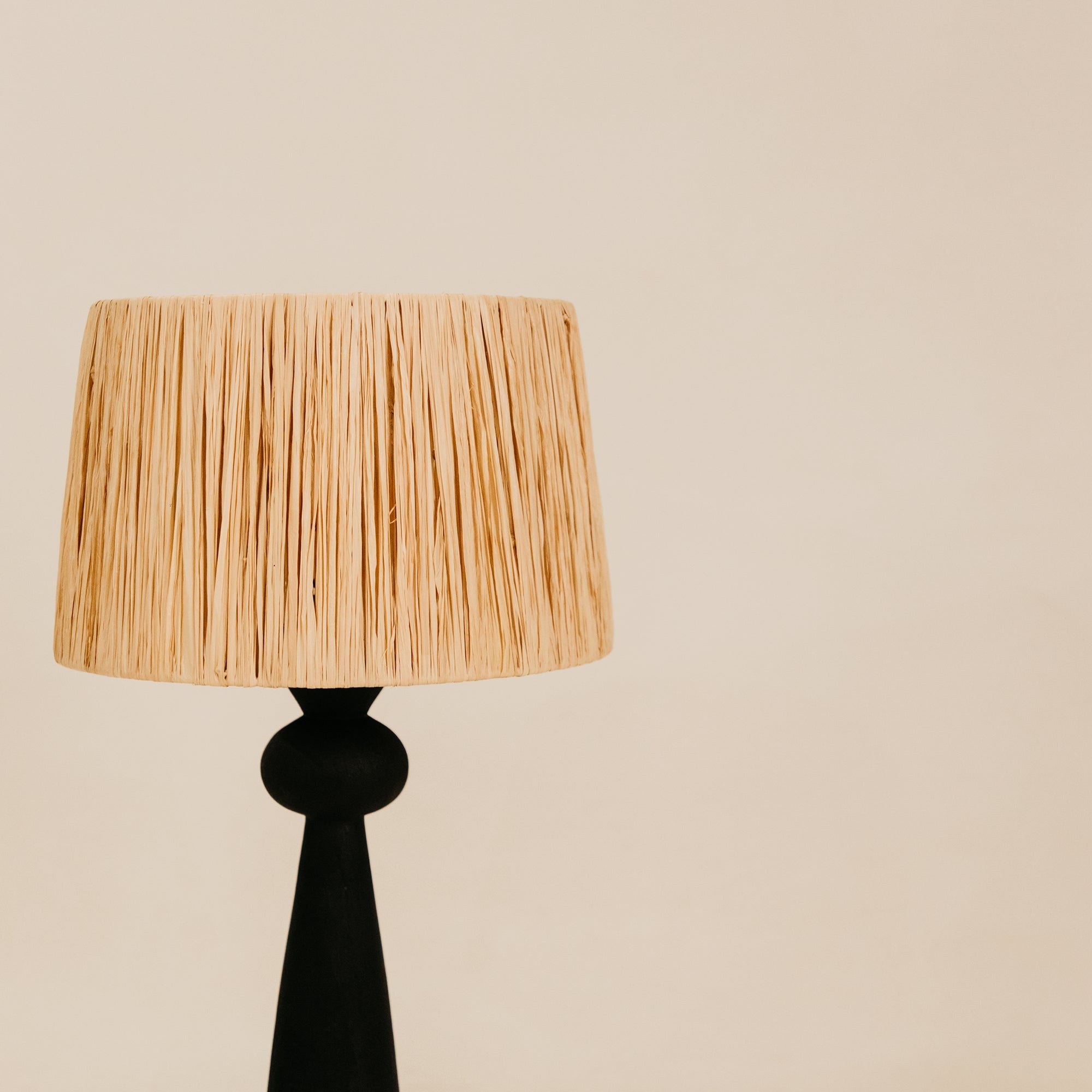 Sabie Table Lamp with Raffia Shade – Black