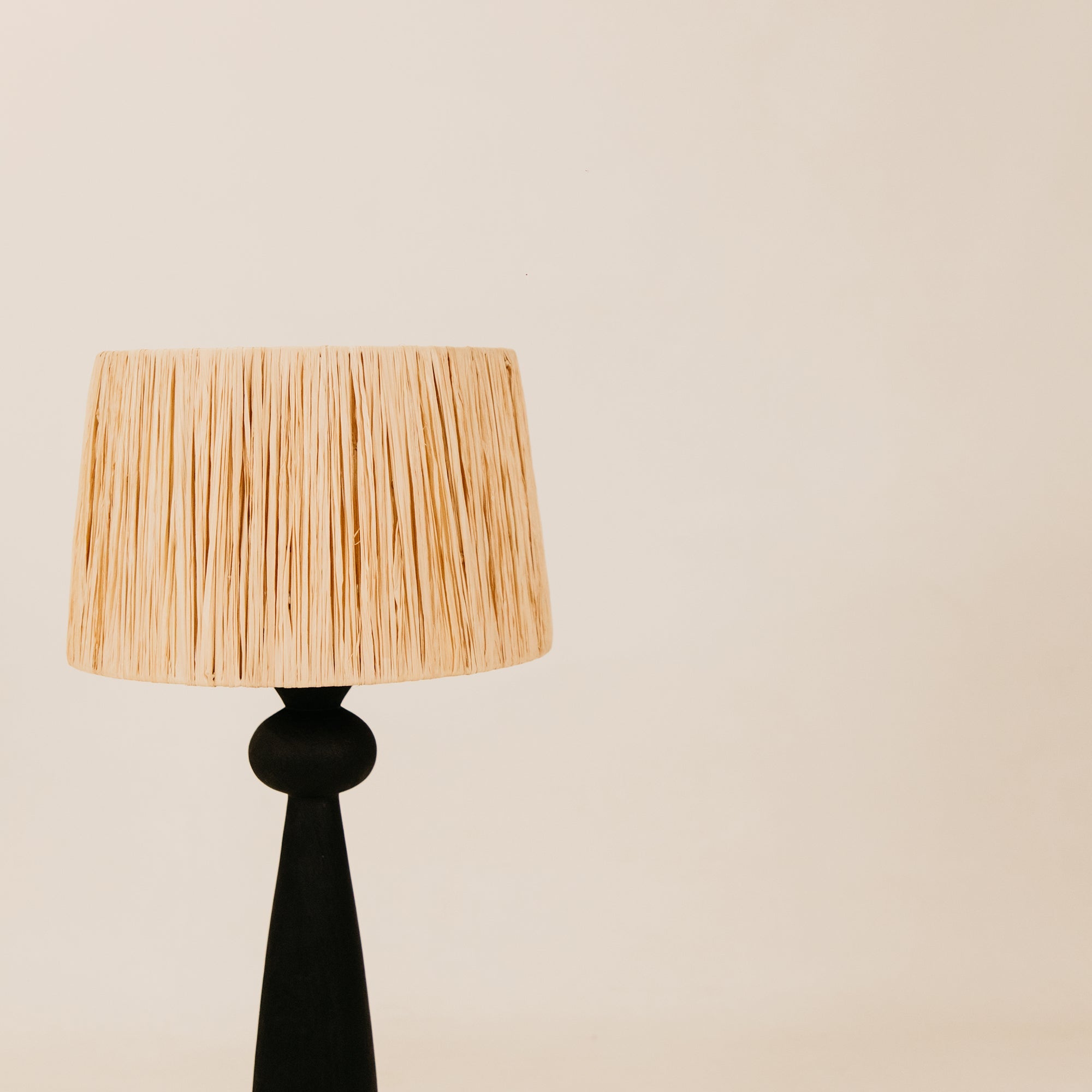 Sabie Table Lamp with Raffia Shade – Black