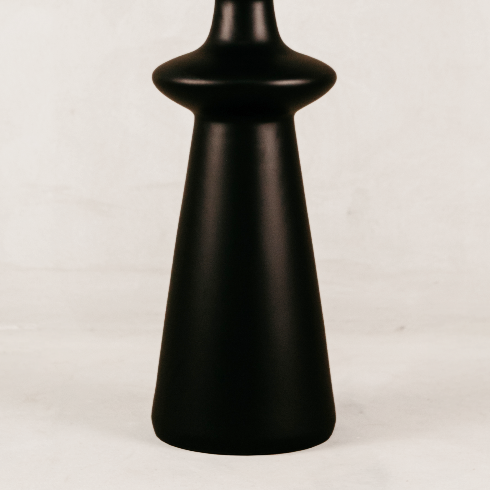 Leonardo Table Lamp Linen Shade – Black