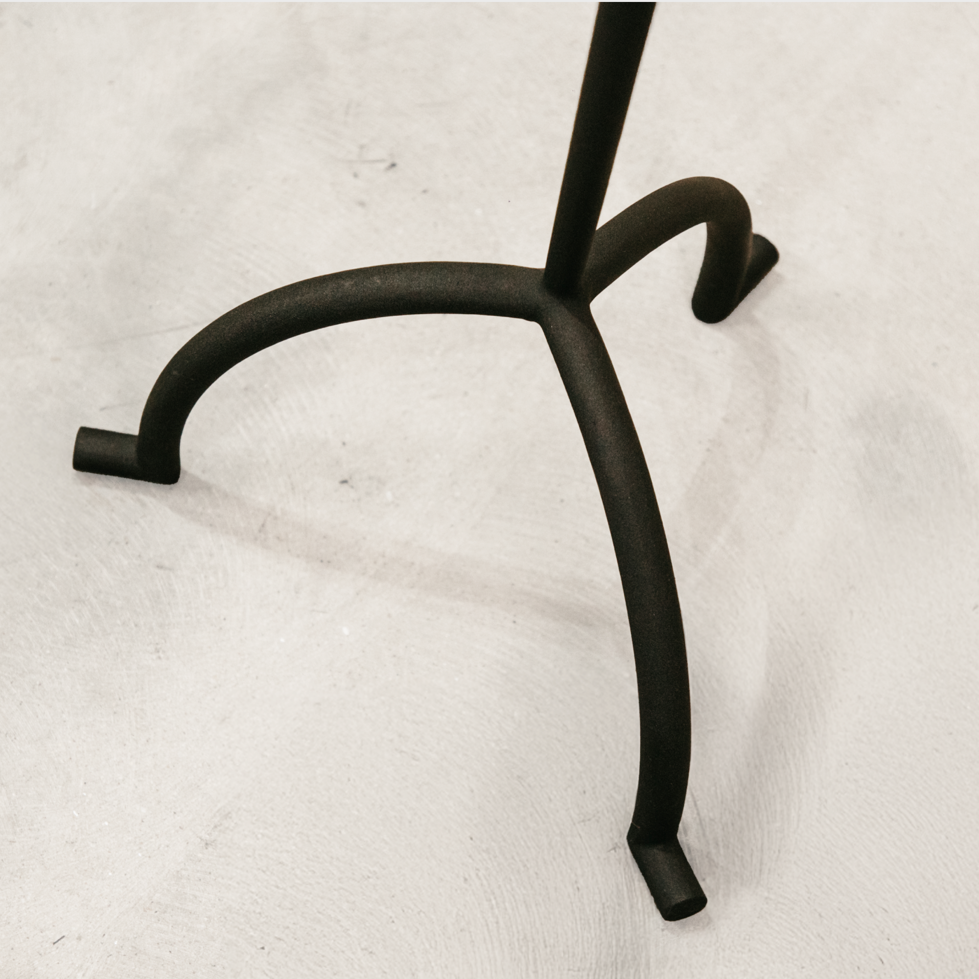 Moraad Floor Lamp with Raffia Shade – Black