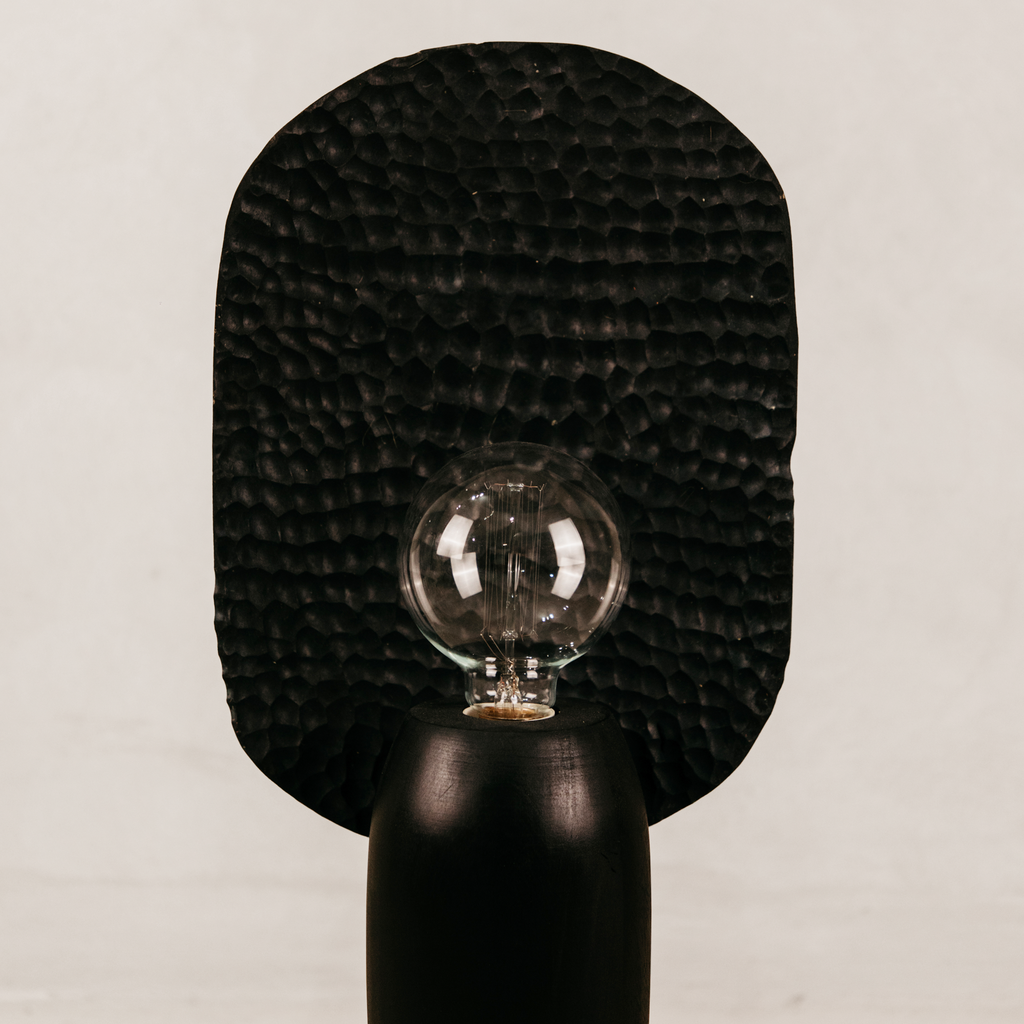Nambiti Chiselled Table Lamp – Black