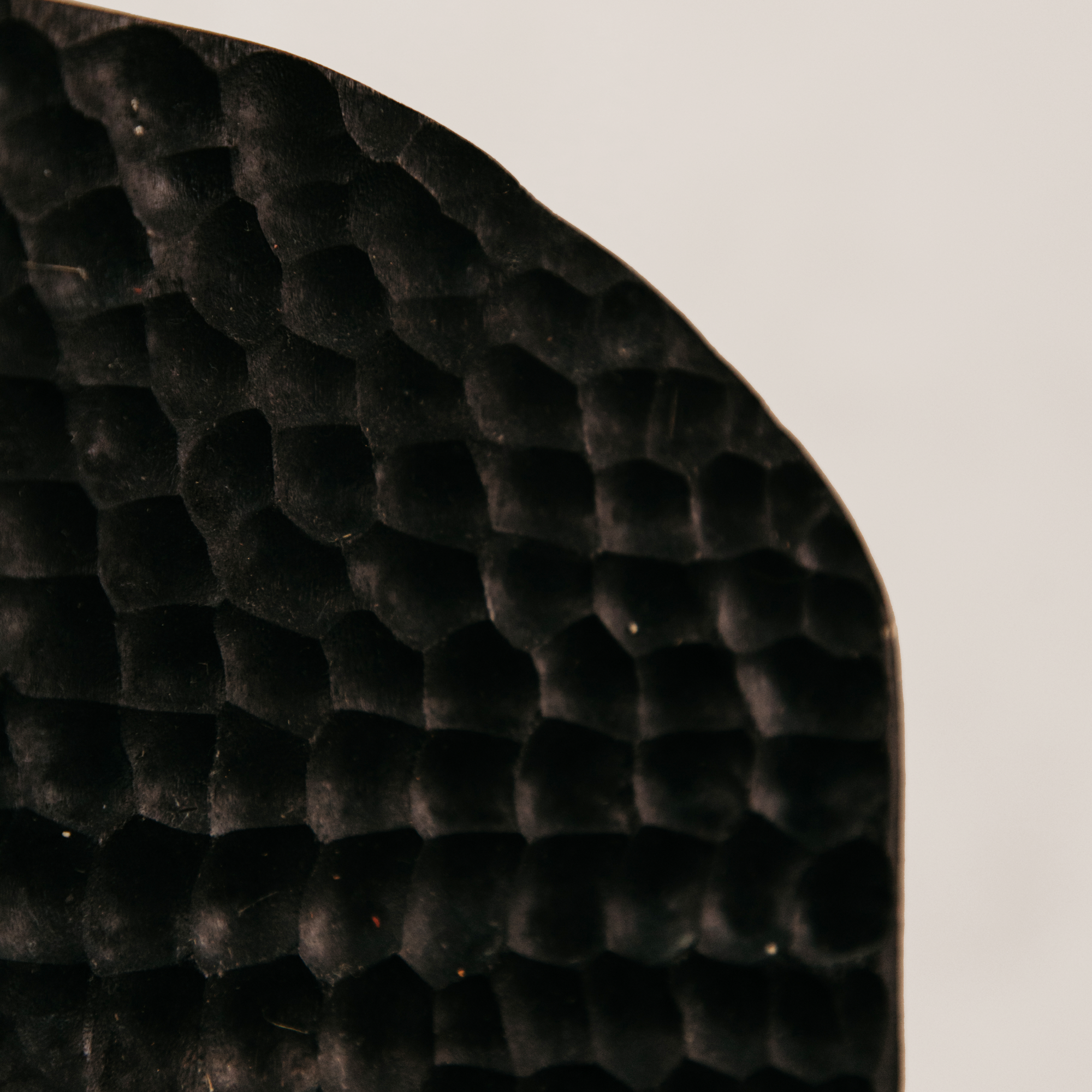 Nambiti Chiselled Table Lamp – Black