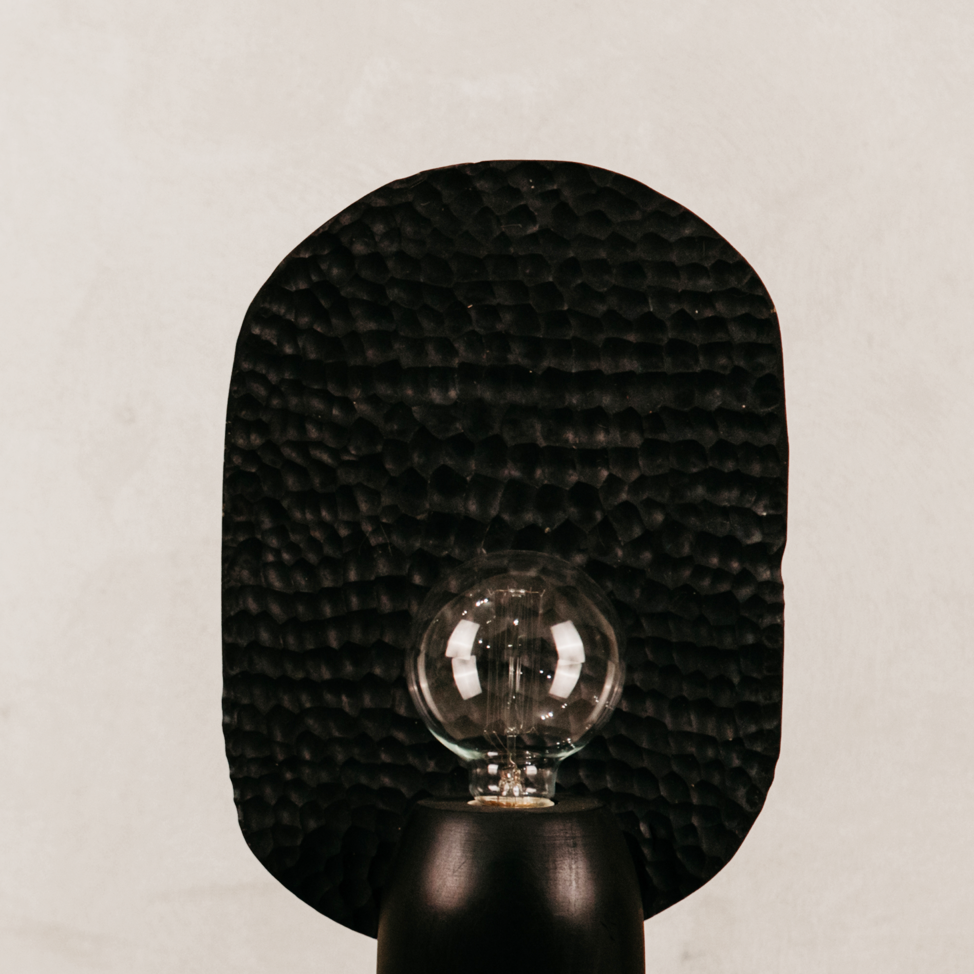 Nambiti Chiselled Table Lamp – Black