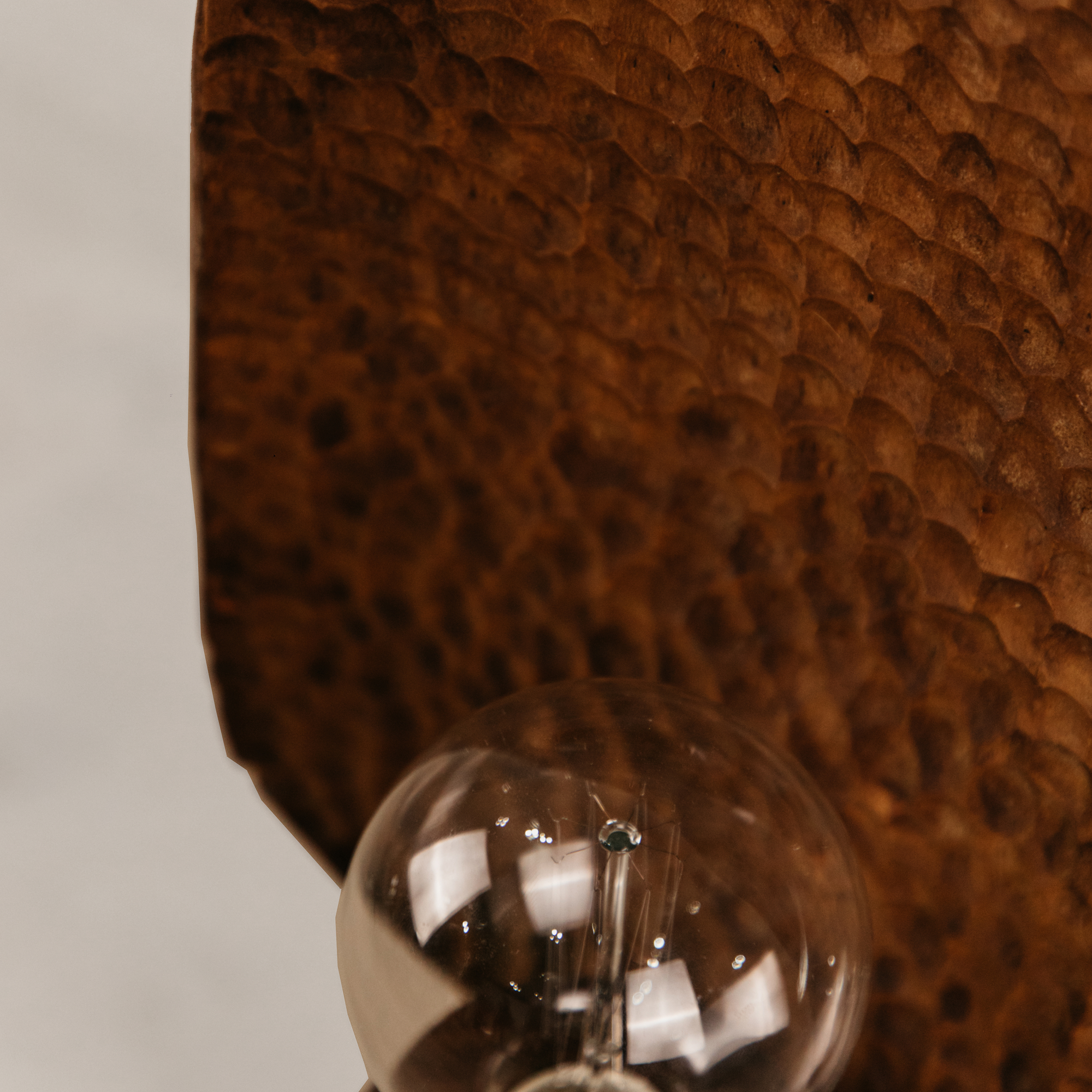 Nambiti Chiselled Table Lamp – Brown