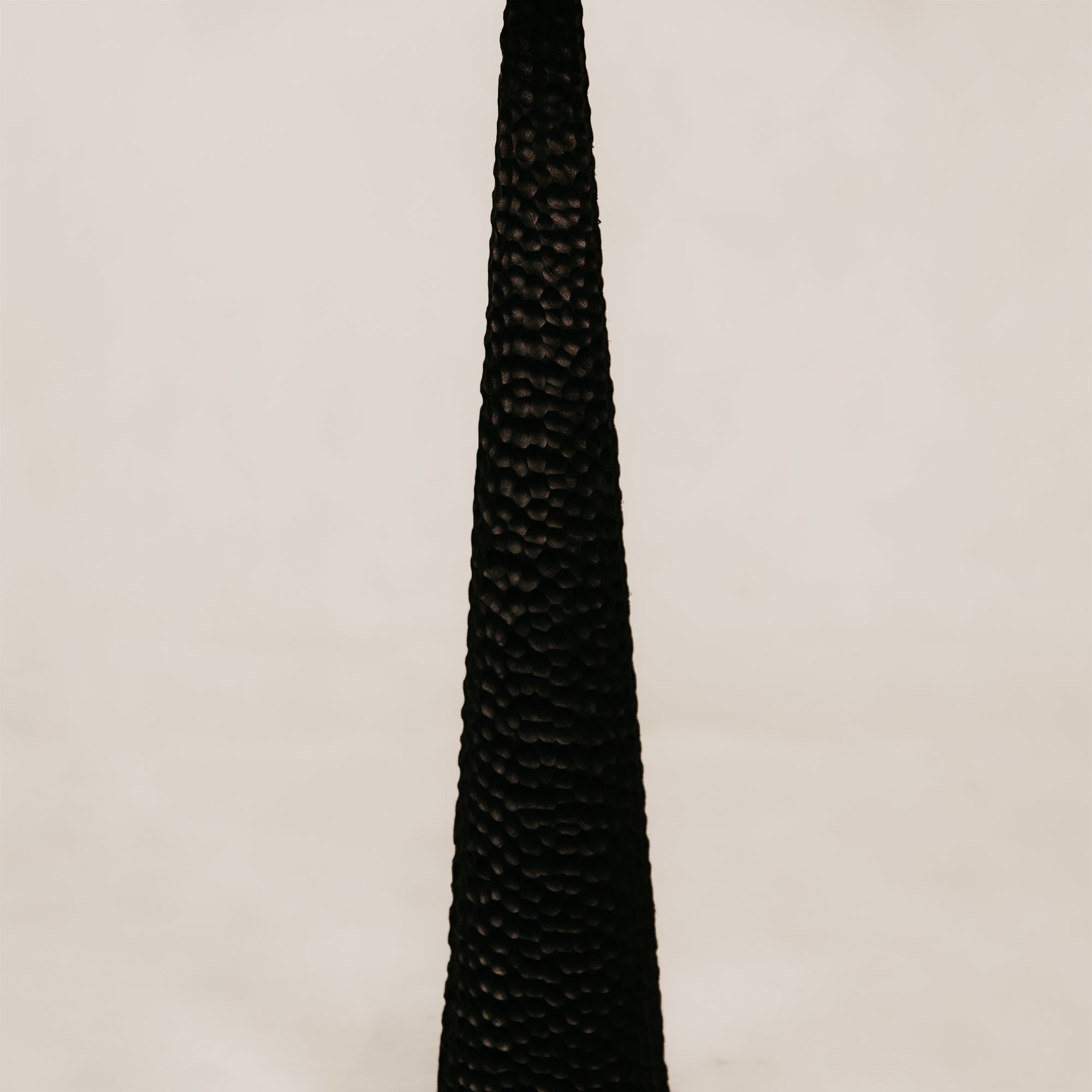 Pinnacle Chiselled Table Lamp with Tapered Raffia Shade – Black