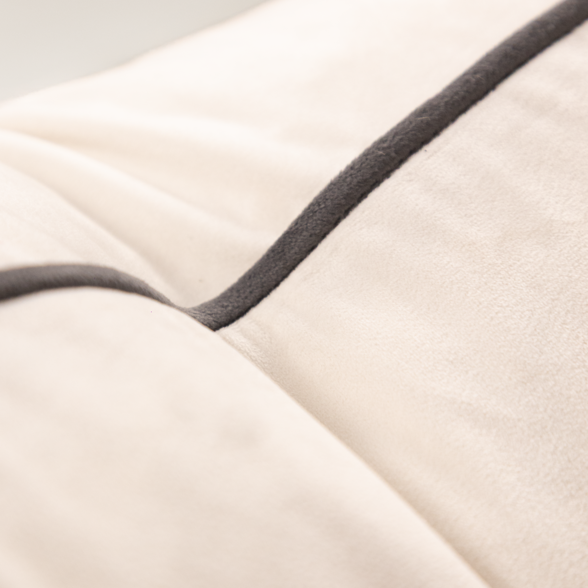 Velvet Scatter – White