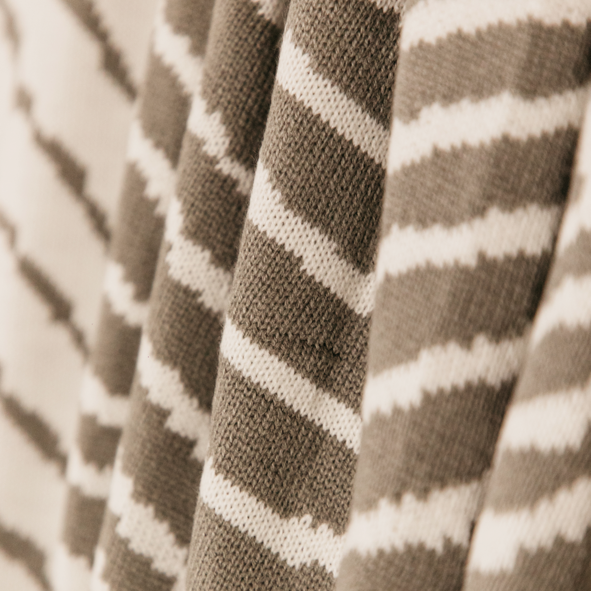 Sublime Wave Knitted Throw – Grey