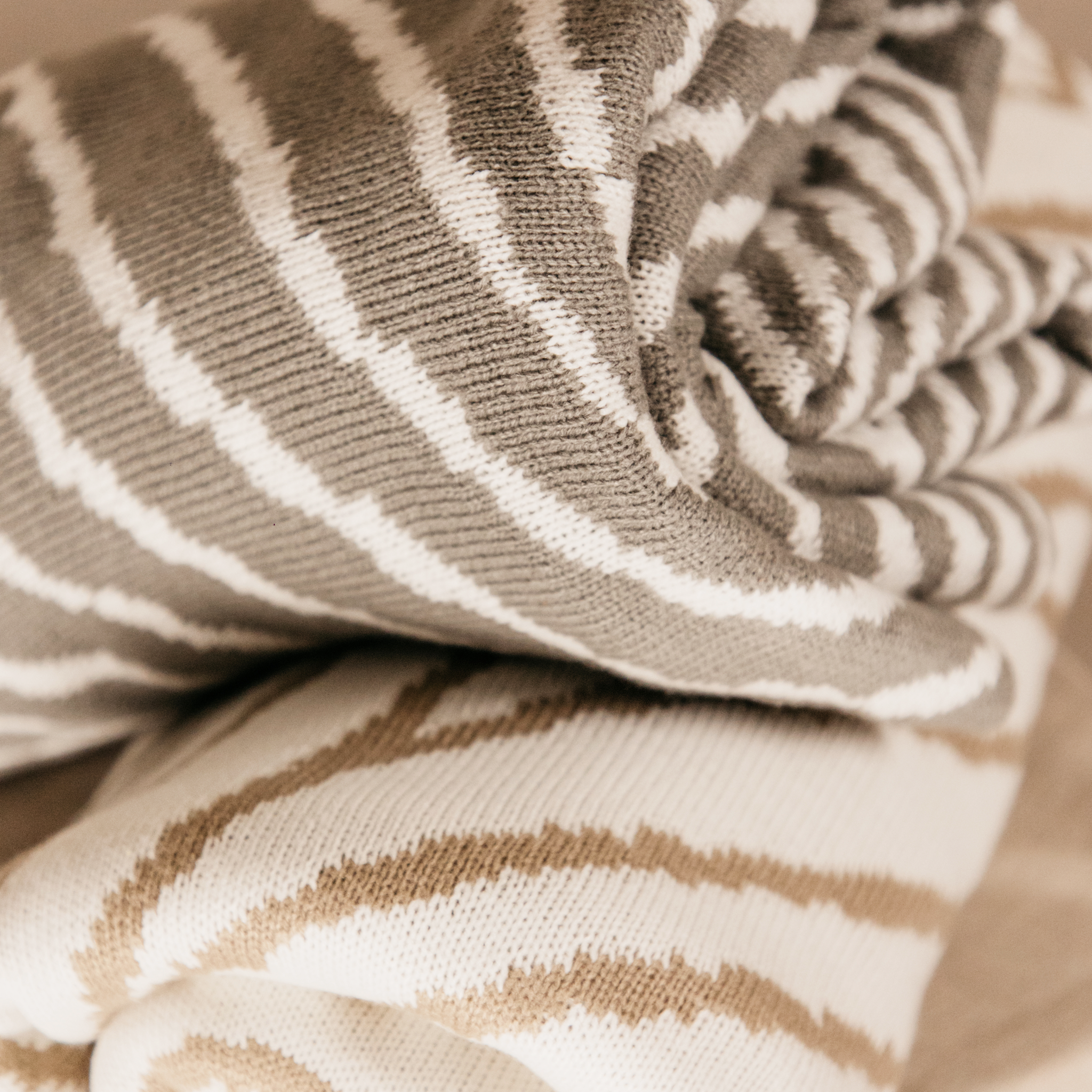 Sublime Wave Knitted Throw – Grey
