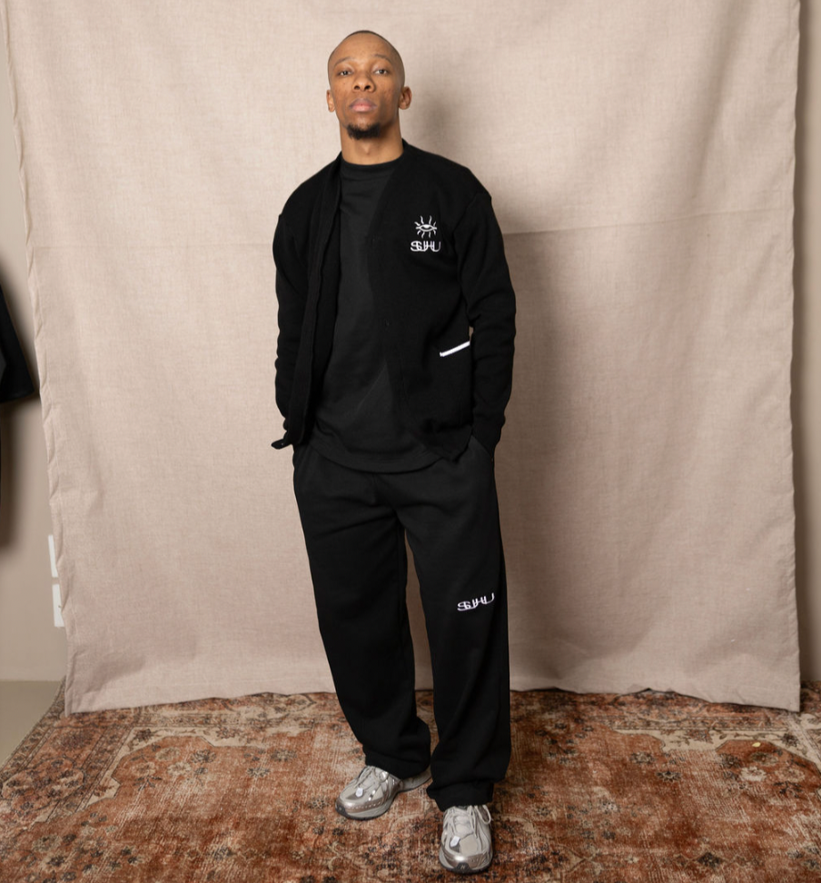 SUHU LOGO SWEATPANT, BLACK