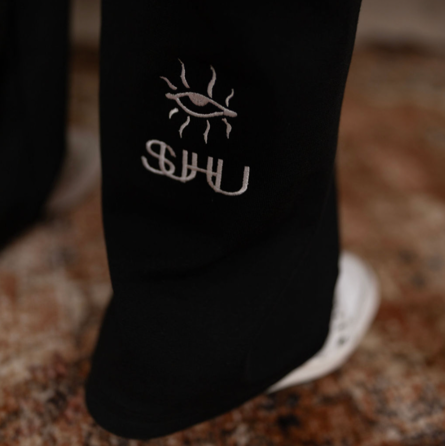 SUHU LOGO SWEATPANT, BLACK
