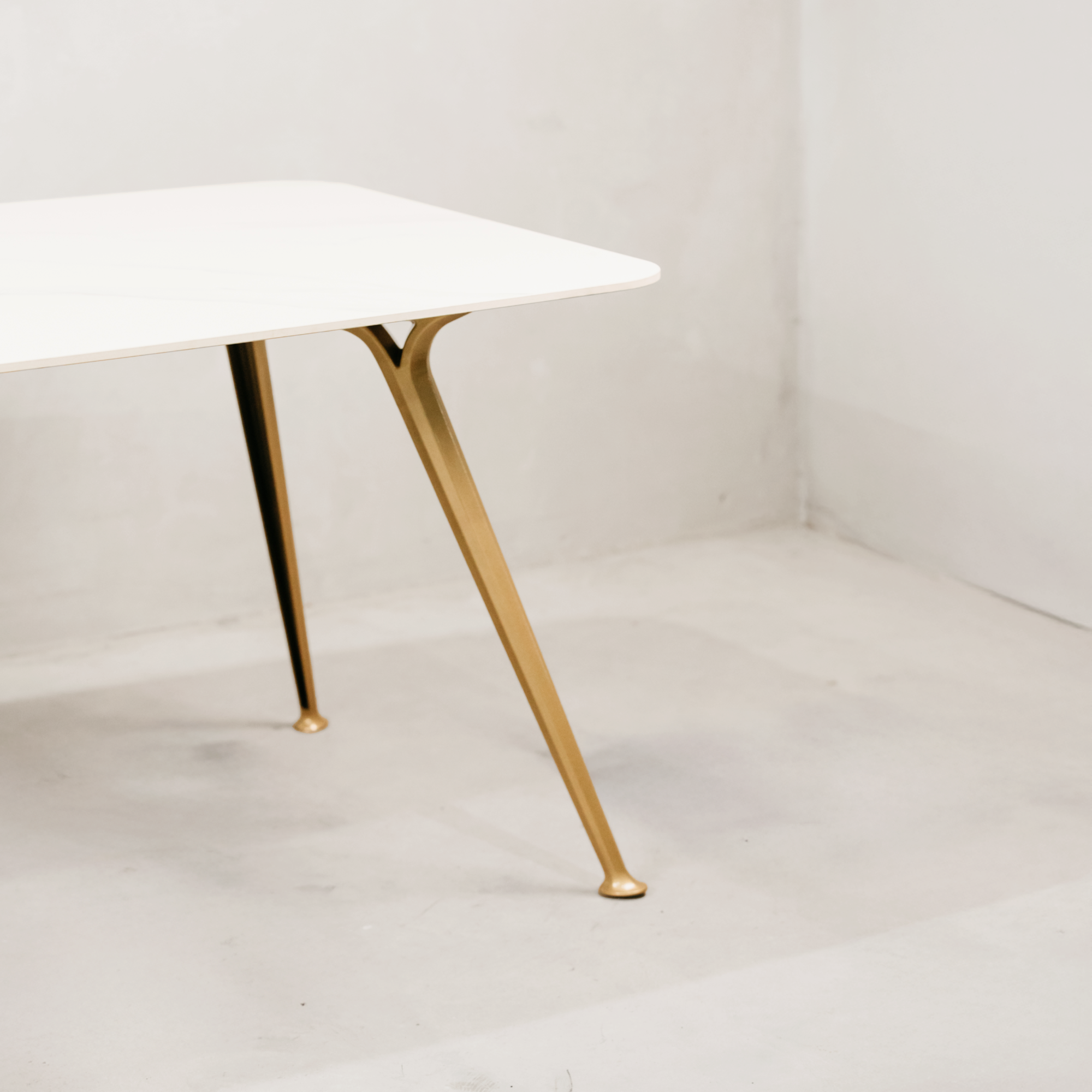 Saba Dining Table – White & Gold