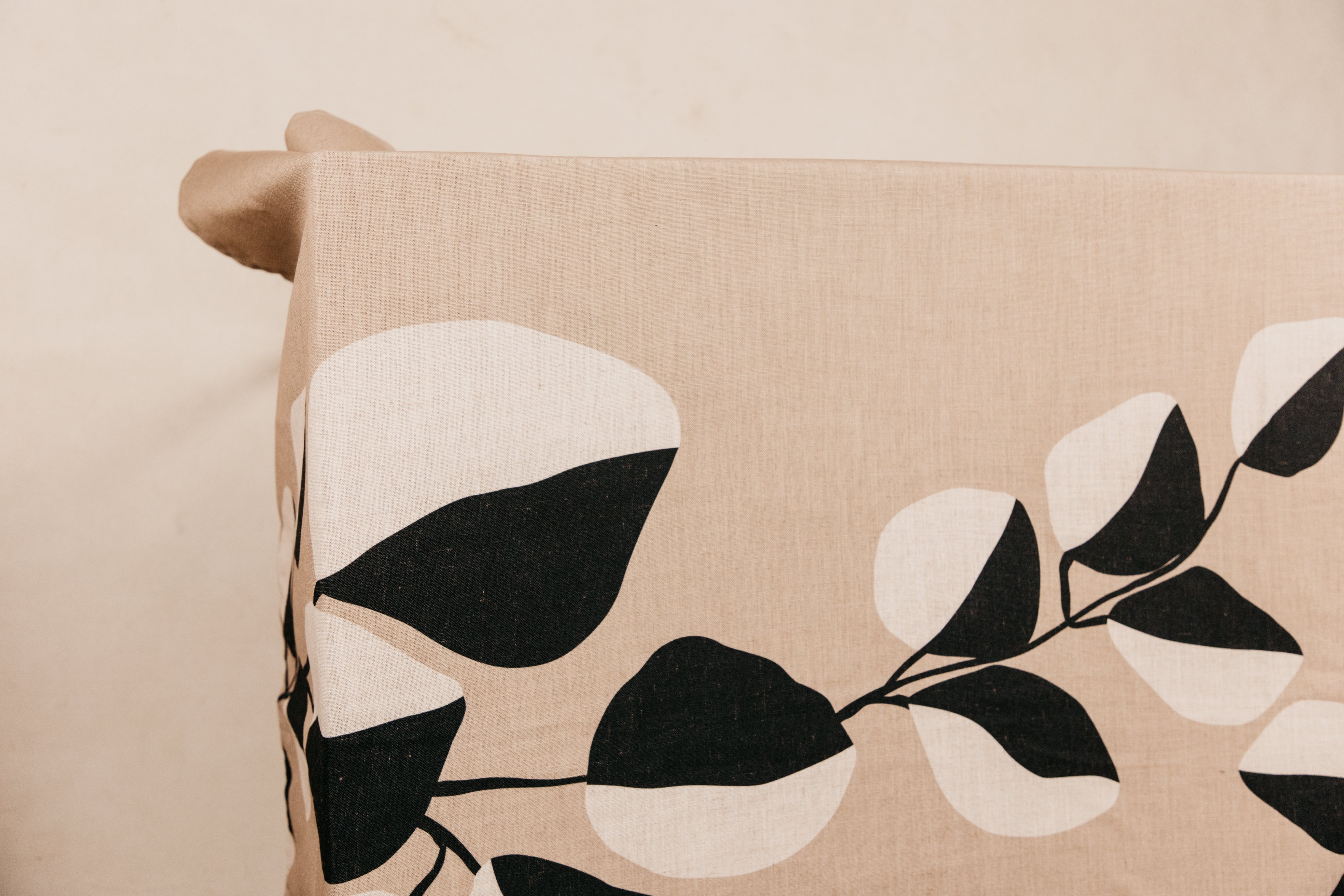 Mono Leaf Tablecloth