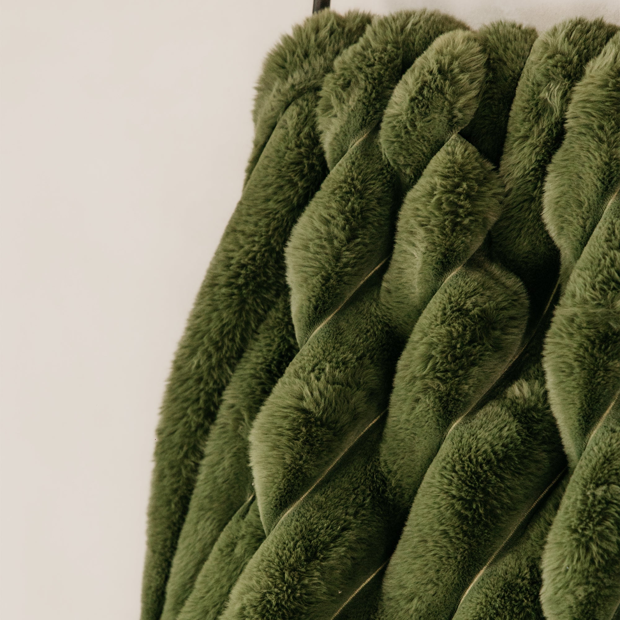 Serenity Fur Throw – Green