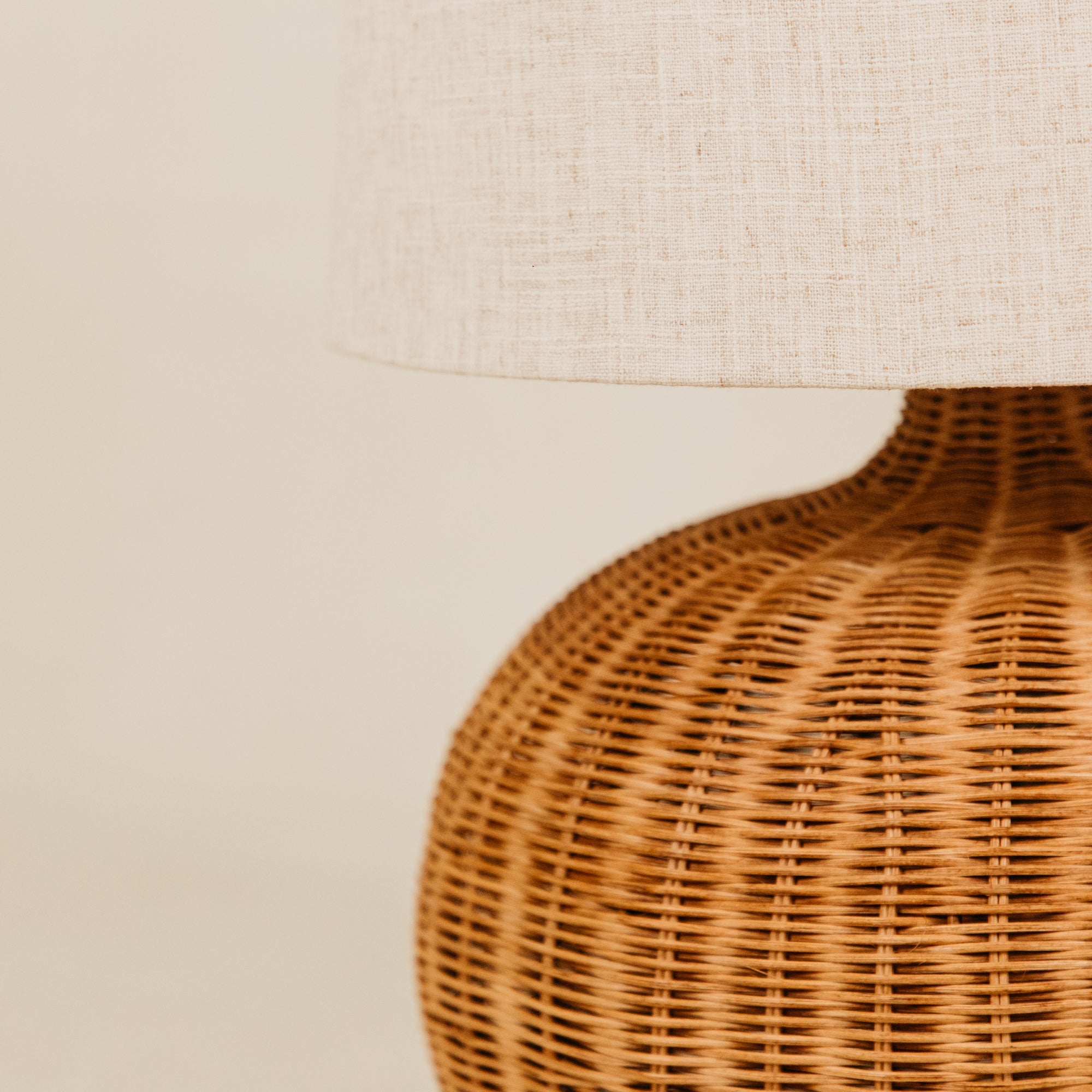 Tumbi Table Lamp with Linen Shade – Natural