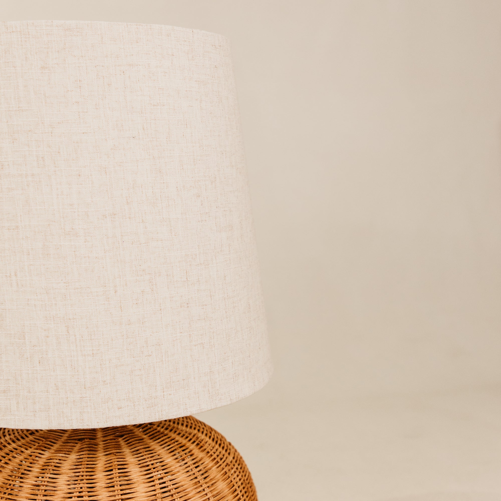 Tumbi Table Lamp with Linen Shade – Natural