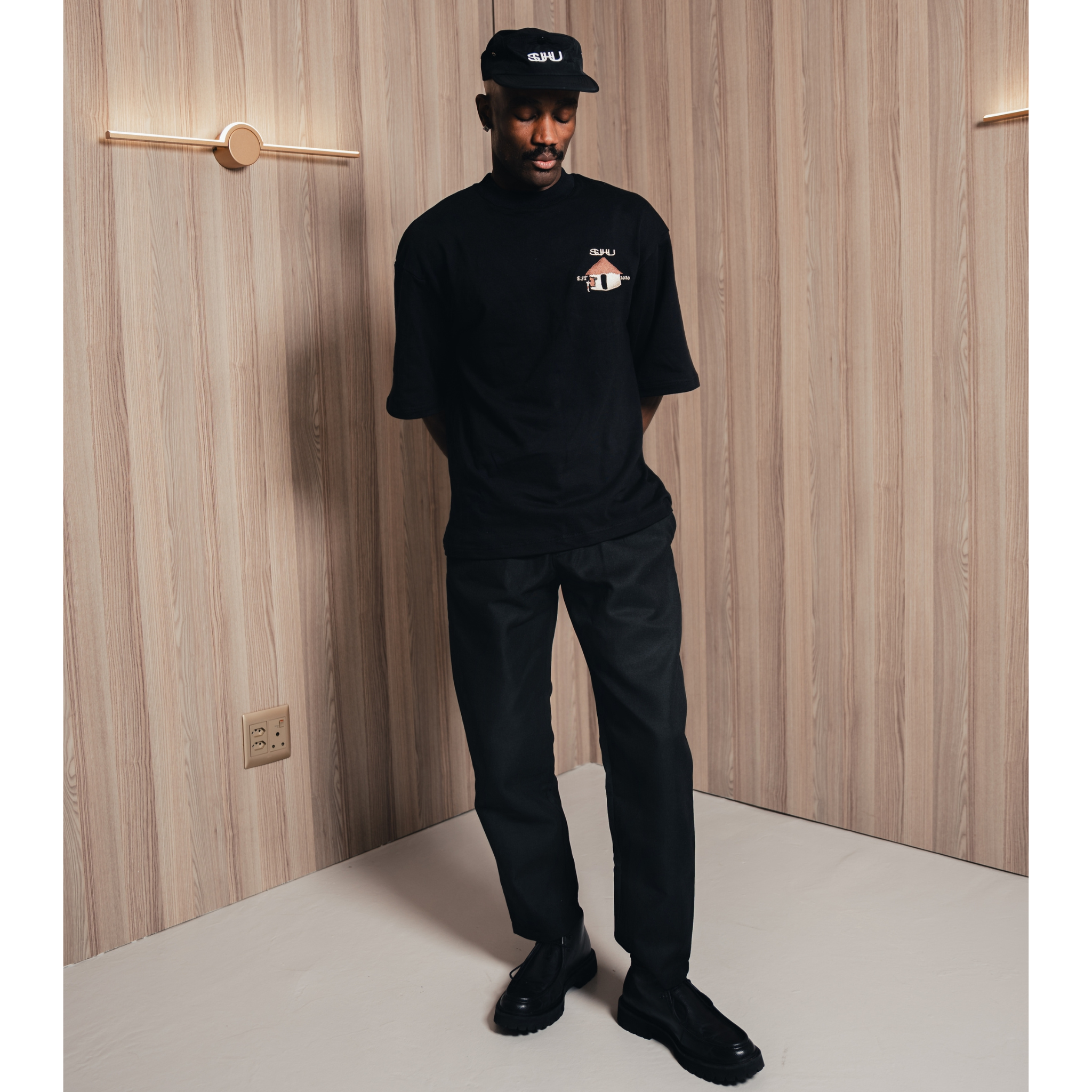 SUHU HUT T-SHIRT, BLACK