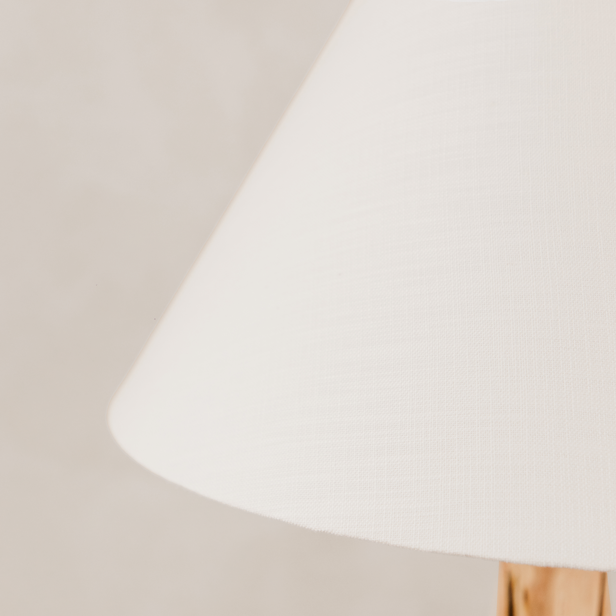 Weathered Baobab Table Lamp with Tapered Linen Shade – Blonde